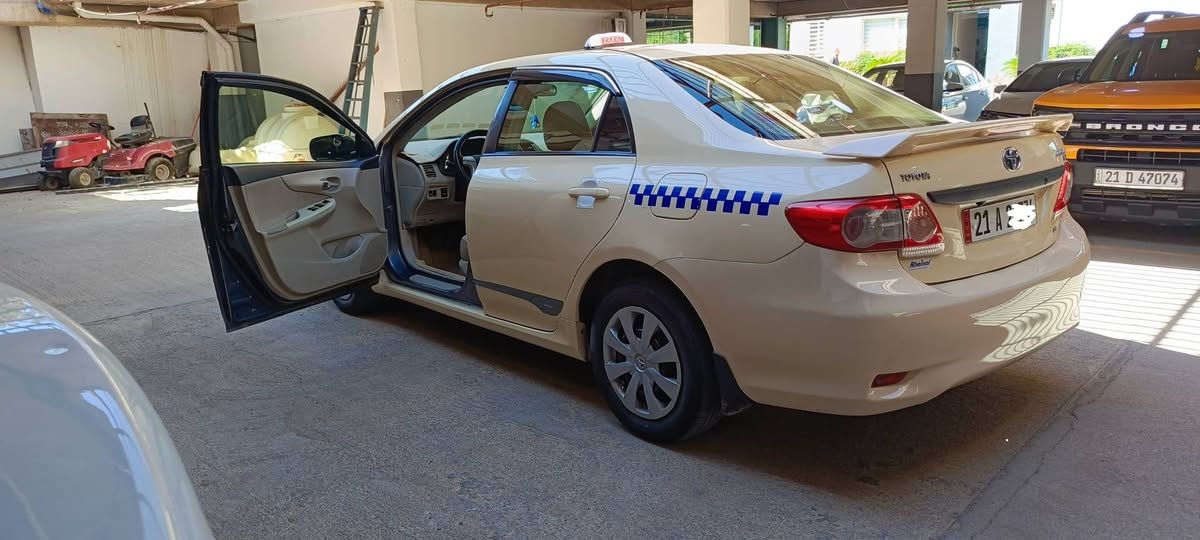 کڕۆلاتەکسی 2013 
مەکینەبچوک خسوسی کراوە بە تەکسی 
سەنەوی تا 2030بەناوی خۆمە 
سێ سویچی لەگەڵە 
دوو پەڵە معجونی پێوەیە بێ ناوگرتن 
دوو دەسی کردوە هی مەعرەز نیە هی خۆمە 
تەعدیل سورعەو باڵ 
کوشن سیاحی کوشنەکانی بەرگی جوان تێ گیراوە 
و ئایپاود و سوکان فۆلیۆم 
نزیکەی بای 3 بۆ 4 وەرەقە بەس جوان کاری پێوەییە 
گاعی قاڵب 
گێر و مەکینەی بەشەرت 
138 کەمێک معامەلە 
*********** السليمانية, العراق
