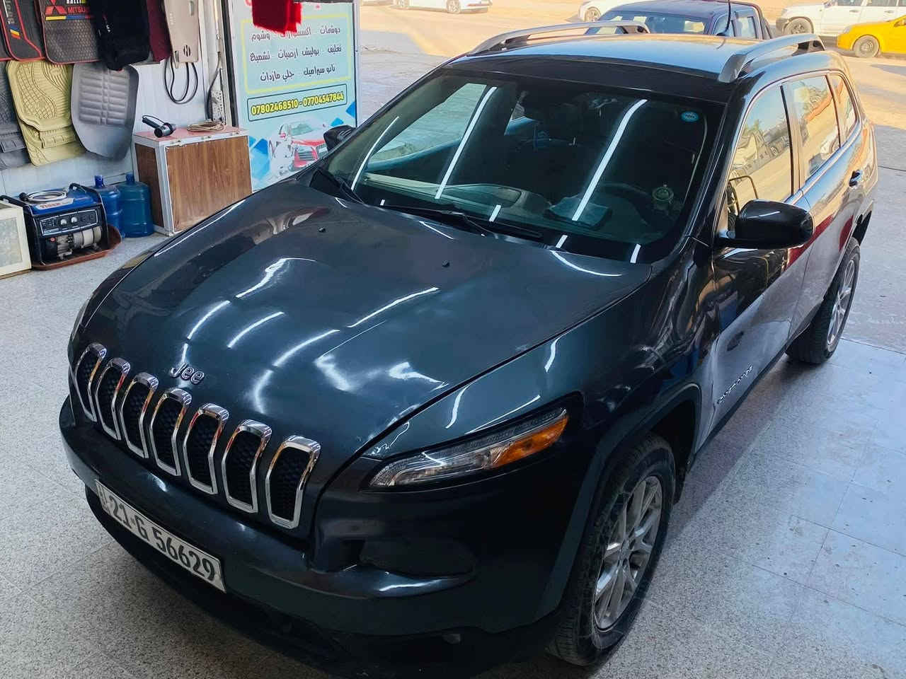 السلام عليكم.
جيب شيروكي الملقبة بزون 
مكينة 3200/ 6سلندر 
مواصفات Limited
اللوحة سليمانية خصوصي 
ألون نفطي غير محدد 
المقاعد قماش عدد المقاعد5
مواصفات السيارة 
1/كامرة خلفية 
2/مستشعر وقوف 
3/تدفئة المقاعد ستيرن 
4/بصمة 
5/مثبت سرعة 
6/شاشة كبيرة 
7/نضام مفتاح ذكي 
8/التحكم التلقائي في درجات الحرارة 
9/مقاعد كهرباء 
10/وسائد هوائية 6
11/المصابيح الأمامية ليد
12/كير 9نمر 
دفع رباعي 4x4
وبعد هواي مواصفات بس ماعرفهم  
مكان السيارة ديالى الخالص 
رقم الهاتف ***********(اتصل)
