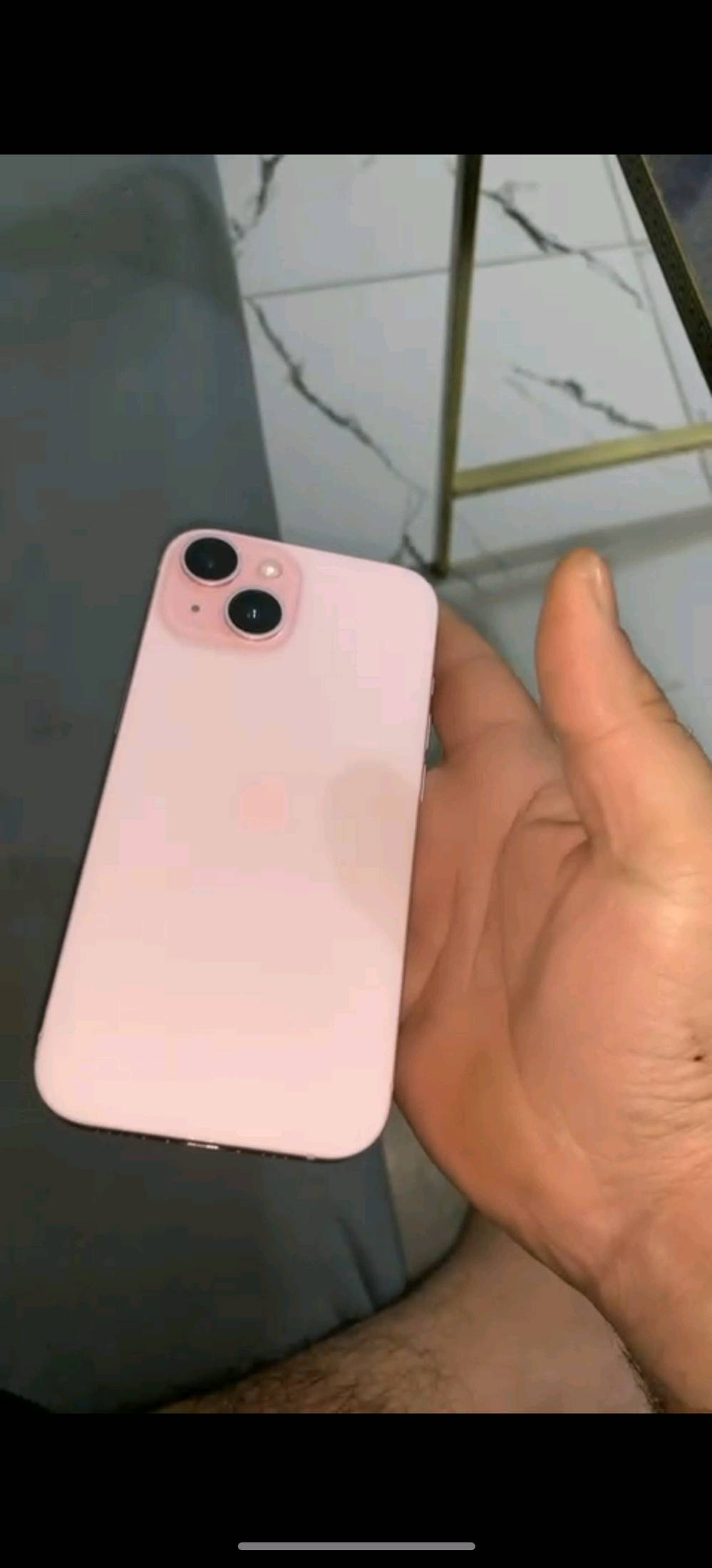 ايفون 15 عادي ذاكره 128 بطاريه 86 لون مميز الجهاز اخو جديد ويا كارتونه مالته العنوان بغداد الغدير بي مجال بسيط