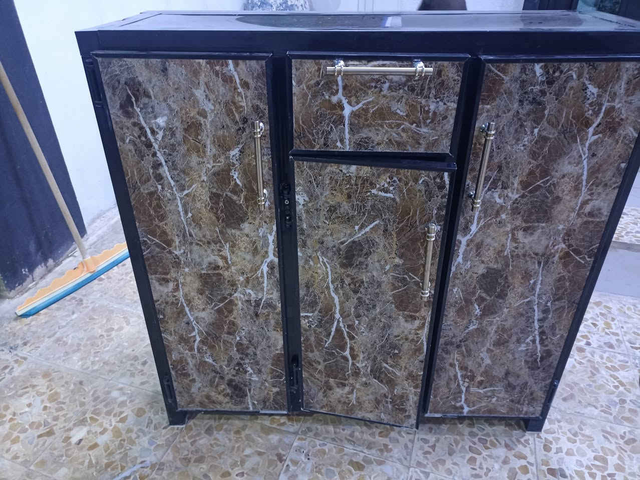 السعر 45 بي مجال مكان ساده بعويزه *********** بس باب وسط تصلح
