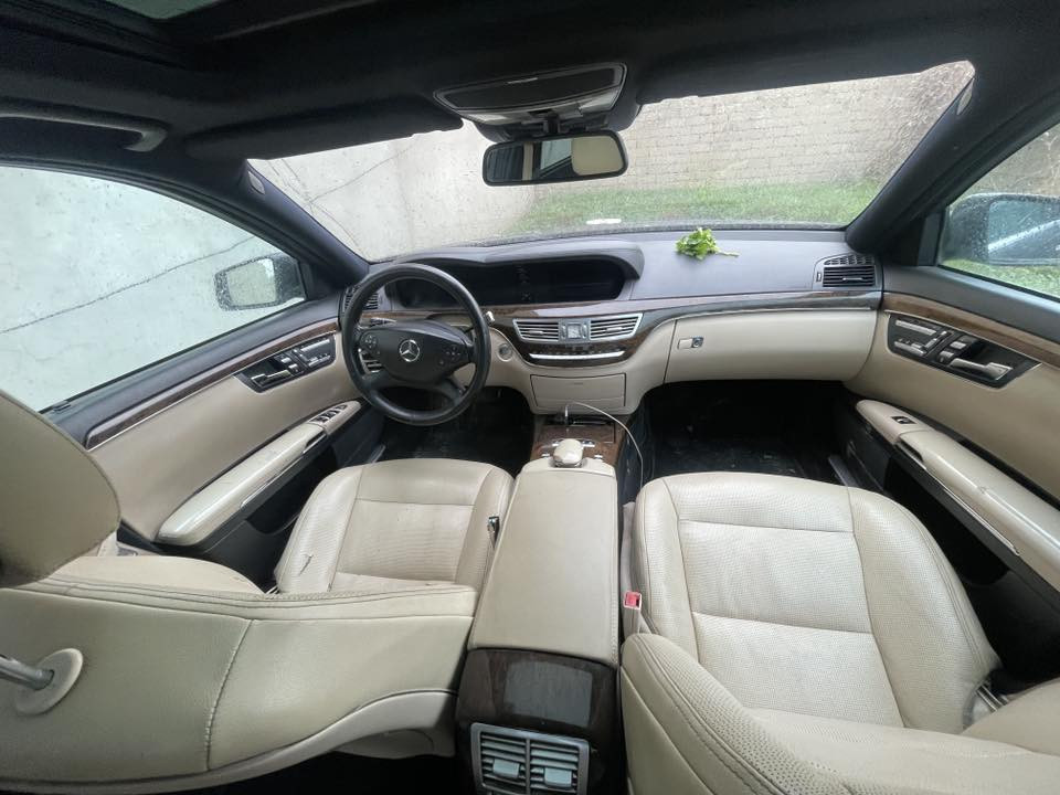 Class S.  S350 category.                                         2011 model.       بيها تبديل باب سايق ربيها صبغ هلال خلف 
محرك CGI بدون تيربو 
محرك مال وارد جديد 
بنوراما 
ردار 
ناصور ليلي 
تحديد مسار 
تخم تاير 
كشنات كهرب أمام خلف 
عليها غرامه ١٣ورقه تنزل من السعر 
سعر ٢١٠
***********
