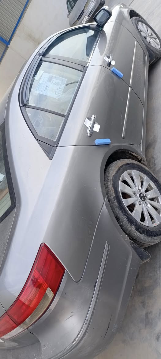 السلام عليكم.. سوناتا خليجي محرك ٢٠٠٠ موديل ٢٠١٠ سونار موجود فقط كلير بدون اي دواخل السعر اتصل وتدلل مكاني  واسط الزبيديه ***********/***********
