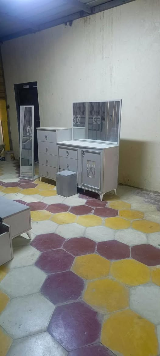 غرفه تركي ٨ابواب١٠قطع فول نضافه للبيع الاستفسار خاص او***********
