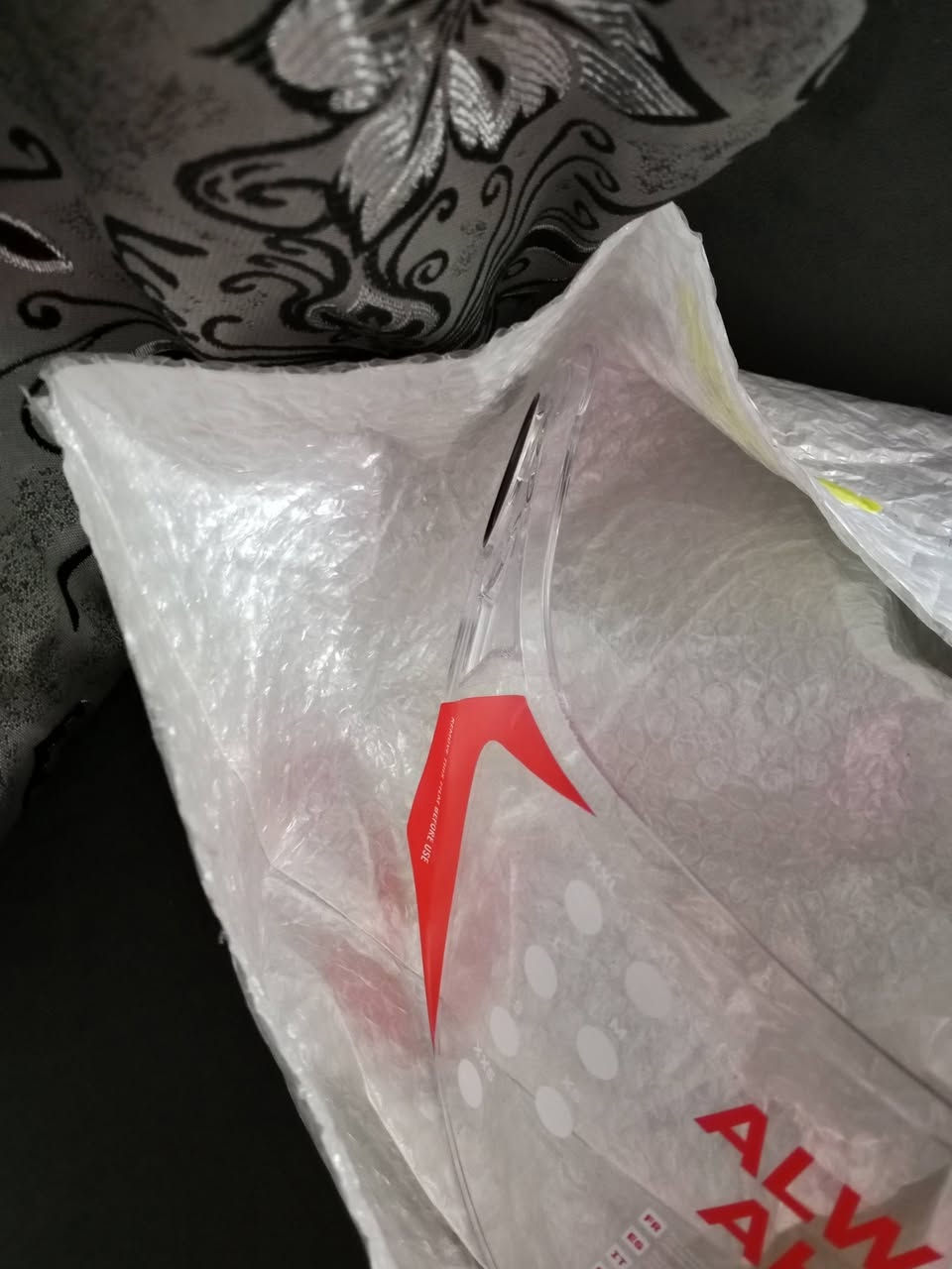 سلام عليكم عندي خوذه جديده وشرط اصليه فج قلاب بيها مريه شمسيه و مرايه ثانيه حتياط و كارتونته موجوده سعره 80 قفل ومتلكه نفسها و بيها 4 فتحات تنفيس ورقم سعره 25 قفل مكاني بغداد المدينه او بل حبيبيه رقمي وتساب ***********
