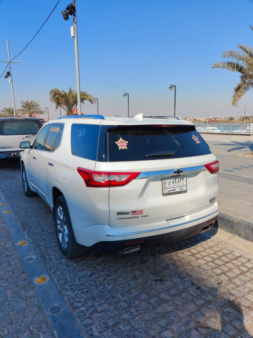 CHEVROLET TRAVERASE HIGH COUNTRY  2021 FULL OPTION
شيفروليه ترافيرس هاي كانتري 2021 فول فول مواصفات 

1. المحرك: سعة 3.6 لتر V6 بقوة 310 حصان  .

2. ناقل الحركة: أوتوماتيكي بـ9 سرعات  .

3. نظام الدفع: دفع رباعي (AWD)  .
4. تبريد ثلاث قطع 

5. التسارع: من 0 إلى 100 كم/س في 7.7 ثانية  .

6. عدد المقاعد: 7 مقاعد  سياحي جلد تدفئة وتبريد

7. سعة صندوق الأمتعة: 651 لتر  .

8. أنظمة الأمان: تتضمن نظام كشف حركة مجسم، ABS، توزيع قوة الفرملة إلكترونيًا (EBD)، مساعد الفرامل (BA)، مثبت السرعة، نظام المساعدة على تسلق التلال، كاميرا خلفية، وأجهزة استشعار الاصطفاف الأمامية والخلفية  .

9. التقنيات الداخلية: شاشة تعمل باللمس مقاس 8 بوصات، نظام صوتي من Bose، دعم Apple CarPlay وAndroid Auto، شحن لاسلكي، نظام ملاحة، ومكيف هواء أوتوماتيكي بثلاث مناطق  .

10. المزايا الخارجية: عجلات 20 بوصة من الألومنيوم، مصابيح أمامية LED، مصابيح ضباب أمامية وخلفية، مرايا جانبية مع إشارات انعطاف، باب خلفي كهربائي، وقضبان سقف  .
11.المسافه المقطوعة  70 ألف كيلو متر 

12.وارد كندي 

13.حادث السياره  دعاميه اماميه فقط 

14.السياره  مرقمه رقم بغداد باسمي  رقم وسنويه

15. السياره موجودة في البصره  
للاستفسار أكثر وإرسال صور الحادث والسعر يرجى المراسلة ع الرقم
***********
 يوجد واتساب

