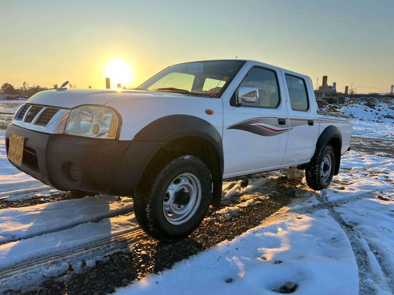 نيسان پيكاب موديل ٢٠١٢ 
مةكينةى نةكراوةتةوة ٢٠٠ هةزار رويشتووة
سةنةوى تاكو ٢٠٢٨ تازةية  
هيچ مةسرةفى نية تايةكانى تازةن 
سةيارةكة زور خاوينة هيجى نية وينةى سونةرم داناوة تةنها يةك پةلة كارت بةسةر بونيتةوةية
سةيارةكة ناوو هةيكةلى زور خاوينة مالى دوستة 

شوين چوارقورنة.       نرخى ١٥٨$ و كةميك مةجال 
***********     ***********
***********     *********** رانية, السليمانية
