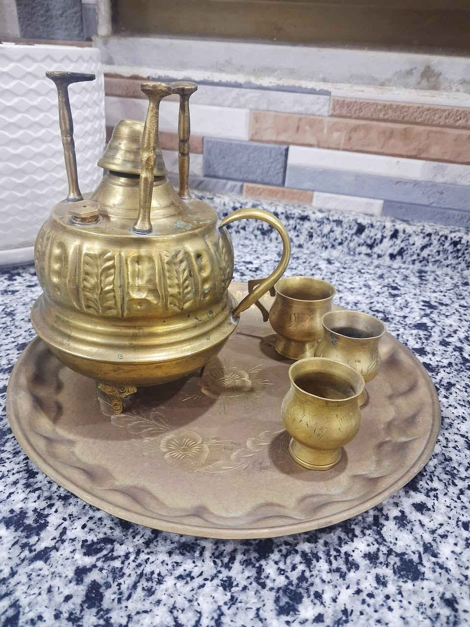 ✨ سبرتاية نحاس أنتيك مع طقم ضيافة ✨
سبرتاية نحاس قديمة بحالة جيدة جداً، مع صينية مزخرفة و3 فناجين نحاس بنفس الطابع التراثي الأصيل 💛
💛 نحاس ثقيل وجودة عالية
💛 شغل قديم بتفاصيل ونقوش جميلة
💛 مناسبة للديكور أو جلسات القهوة على الأصول
💛 قطعة مميزة لعشاق التراث والأنتيك
📏 الحجم عملي ومناسب
🚚 متوفر توصيل لباب البيت
💰 السعر مناسب


**إذا كنت صاحب هذا الإعلان وتريد حذفه لأي سبب، رجاءا أرسل رسالة إلى الدعم الفني**