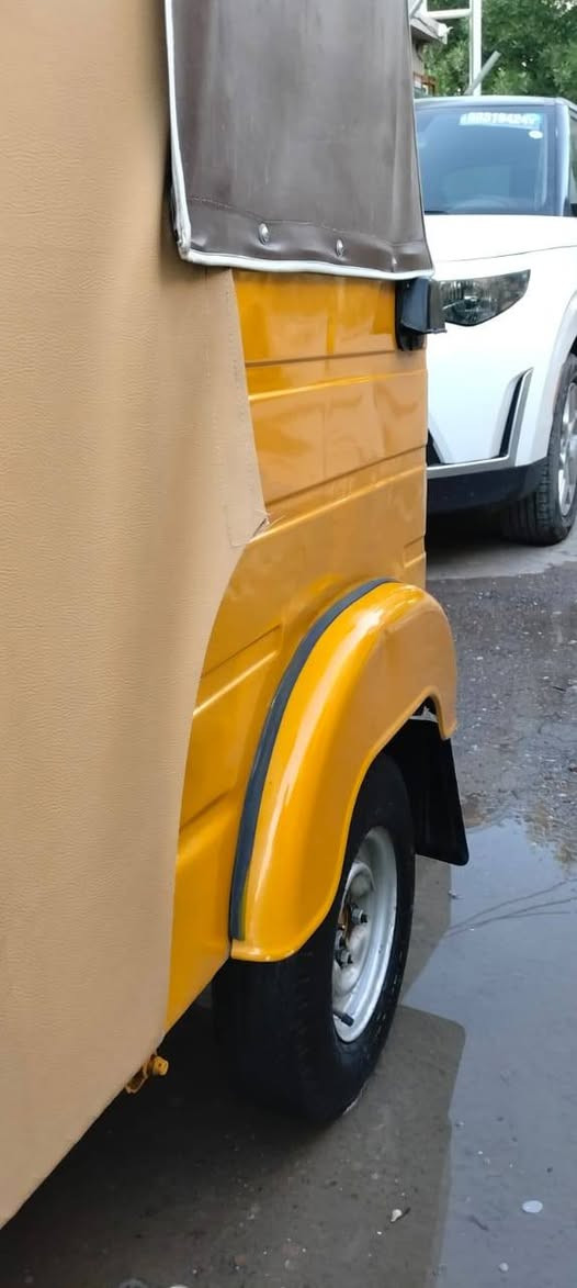 سلام عليكم تكتك 18 للبيع شهر 12 مكينه 20 معمره دوس فقط رقم وسنويه انكليزي بأسمي تحويل ثاني يوم سعر 5و 300 مكاني بغداد الحسينيه رقم ***********
