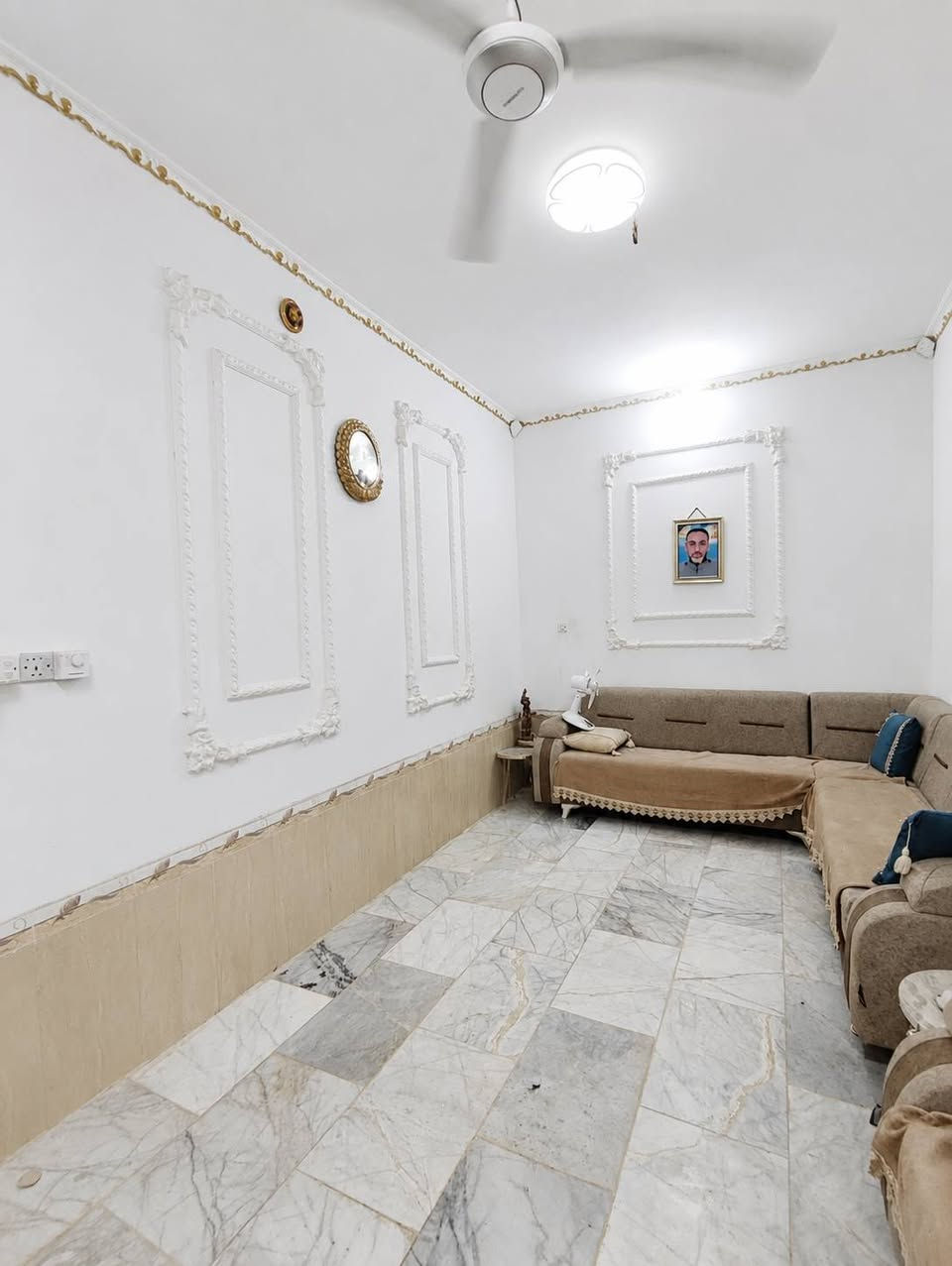 بيت 100 متر طابقين على (ساحه)
بالإسكان الصناعي بالنزله الأولى
الطابق الأول استقبال وصاله وغرفه ومطبخ وصحيات داخليه وخارجيه ومنور
الطابق الثاني يتكون من 3 غرف نوم وصاله وصحيات
السعر والتفاصيل اتصل ***********
