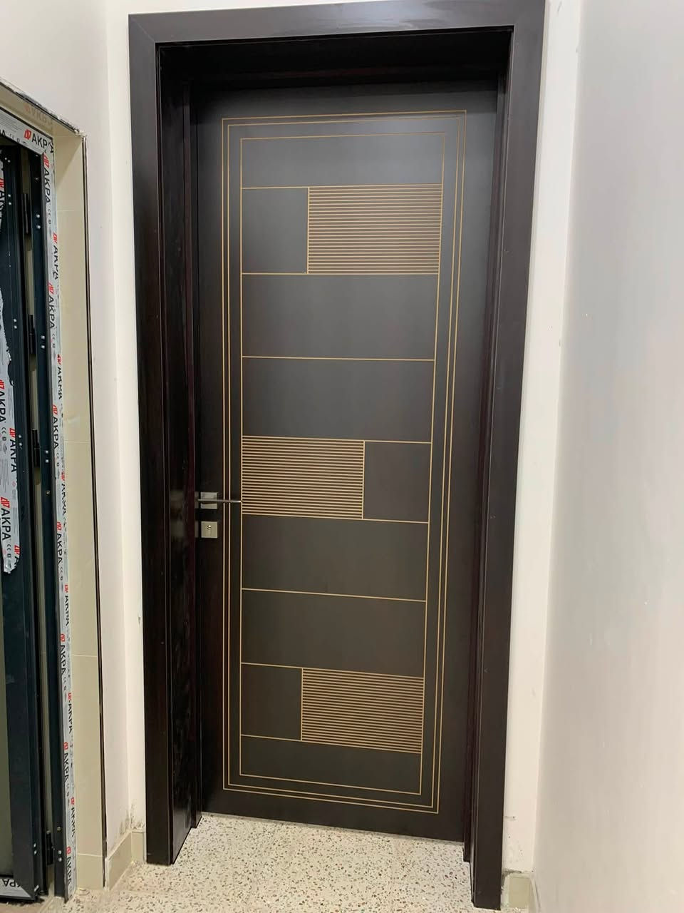 الانطباع الأول لبيتك يبدأ من الباب.. فخامة وأناقة تدوم! ✨🚪

ولكل غُرفة حكاية، وجمالها يكتمل باختيار الباب المناسب لها. نقدم لكم تشكيلتنا الجديدة من الأبواب الداخلية المصممة بدقة متناهية، والتي تجمع بين متانة الخشب وعصرية التصاميم الهندسية لتضفي لمسة دافئة وراقية على منزلك.

تفضلوا بالتواصل معنا عبر الرسائل للاستفسار عن التفاصيل والأسعار 📞 *********** ونحن جاهزون لتلبية طلباتكم وتفصيل ما يناسب أذواقكم! 💬🌟

⁠#أبواب_داخلية #أبواب_خشب #تصميم_داخلي #ديكورات_داخلية #أبواب_مودرن #أناقة_المنزل #تشطيبات_داخلية #صناعة_محلية
