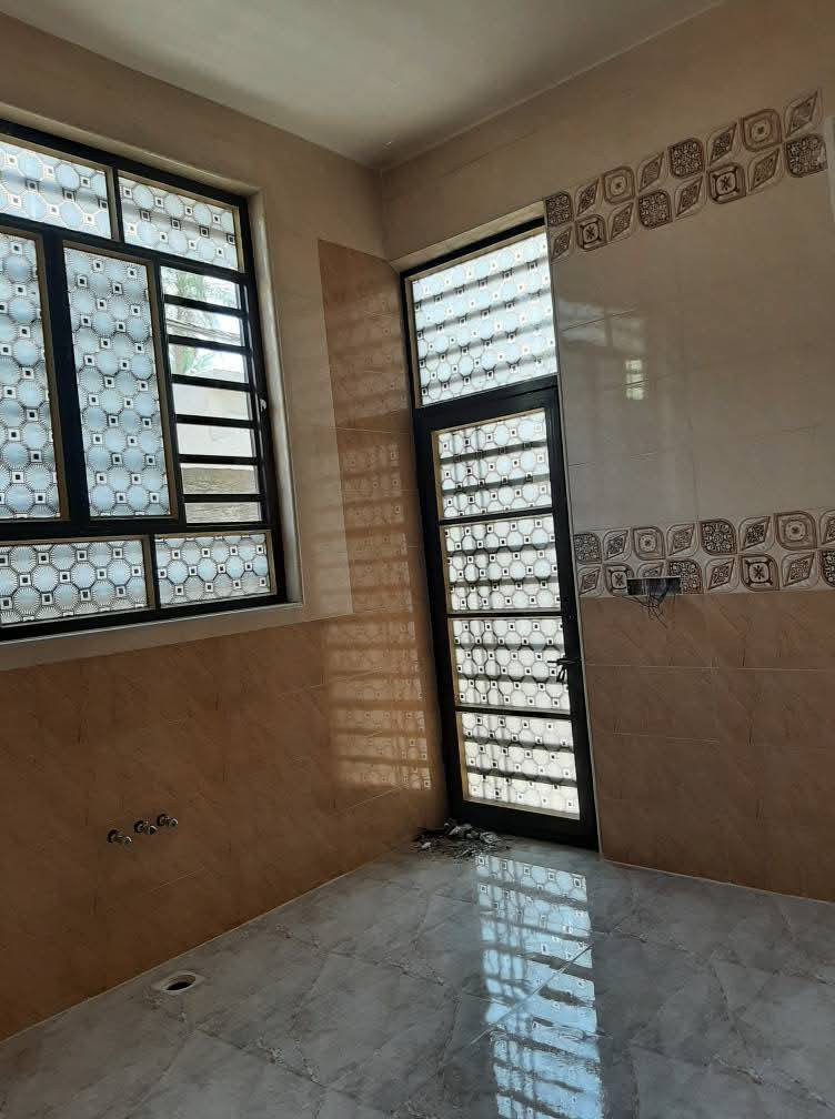 سلام عليكم ..♡《***********》
دار . بناء حديث .للبيع{ سعر 125}بيه مجال ☆
العنوان ¤: كربلاء طريق زينب الكبيره 
قرب .القصر مصطفى خان
 يبعد عن الإمام 7 كيلو على طريق زوار مباشر 50متر 
المساحة 150 طابو زراعي سند 25
 يبعد عن طريق تبليط 50متر شارع العام 
يتكون من استقبال.  صاله .2غرفه ..مطبخ 
صحيات 2 حمام ..كراج سياره 
خدمات ماء  .كهرباء  وطني. سحب ذهبي. شارع 7متر
♧ حي خير الدين
مدارس . مستوصف خطوط طلب كلشي متوفر
