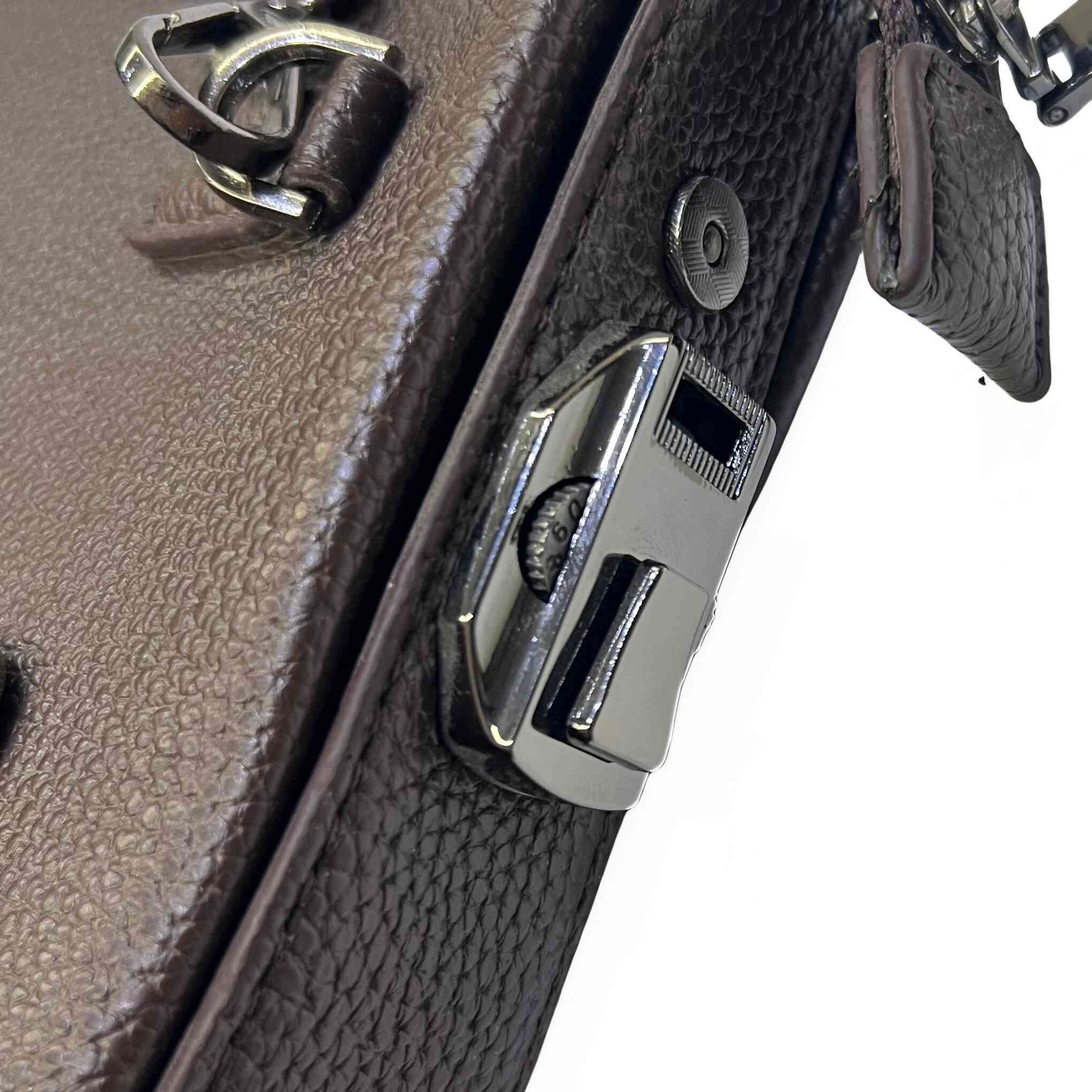 حقيبة جلد فاخرة مصنوعة من أجود أنواع الجلد الطبيعي لتمنح مظهراً أنيقاً ومتيناً في الوقت نفسه.
بني داكن أنيق يناسب جميع الإطلالات الرسمية والكاجوال.

مستطيل عصري مع مقبض علوي مريح للحمل اليومي.

مزودة بقفل معدني أنيق ومحكم لتأمين المقتنيات بأمان تام.

لمسات معدنية لامعة تضيف فخامة وأناقة للحقيبة.

مثالية لحمل المستندات، الأجهزة اللوحية، أو الاستخدام اليومي العصري مع وجود جيوب داخلية.

تجمع بين الفخامة، العملية، والمتانة في تصميم واحد يليق بالذوق الرفيع


**إذا كنت صاحب هذا الإعلان وتريد حذفه لأي سبب، رجاءا أرسل رسالة إلى الدعم الفني**