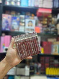 تخفيضات • مواد تجميل • داخل المحل