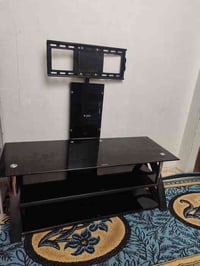 ميز تلفزيون للبيع السعر 75 مابي اي ضرر 07710047992