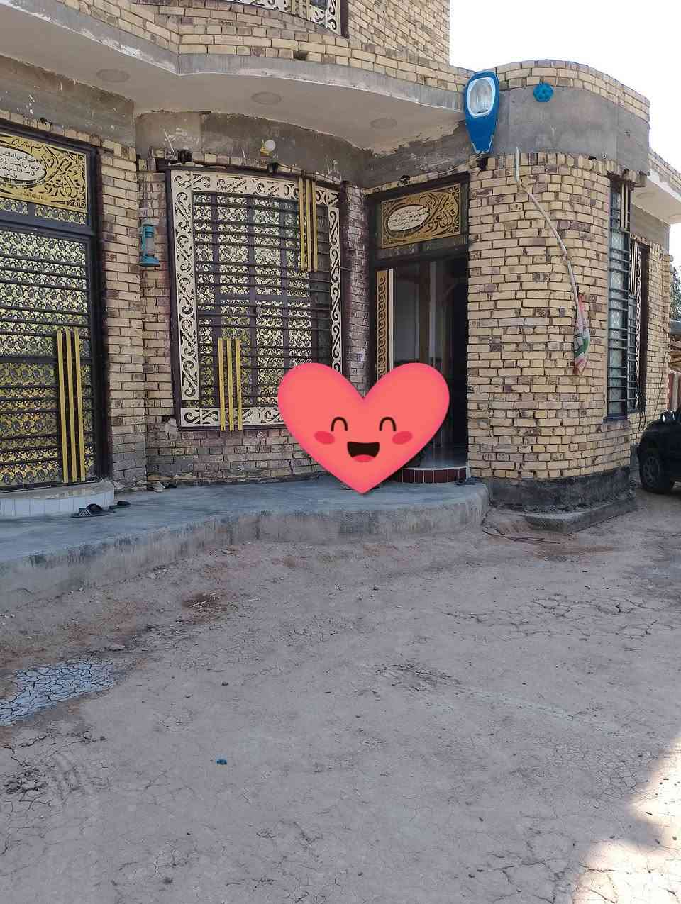 مزرعه 4 دونم  للبيع مع بيت طابوك بناء حديث  الموقع قرب قريت المناعع داخل المزرعه  حقل مع بحيره   100 نخله 50 حمالات ***********
