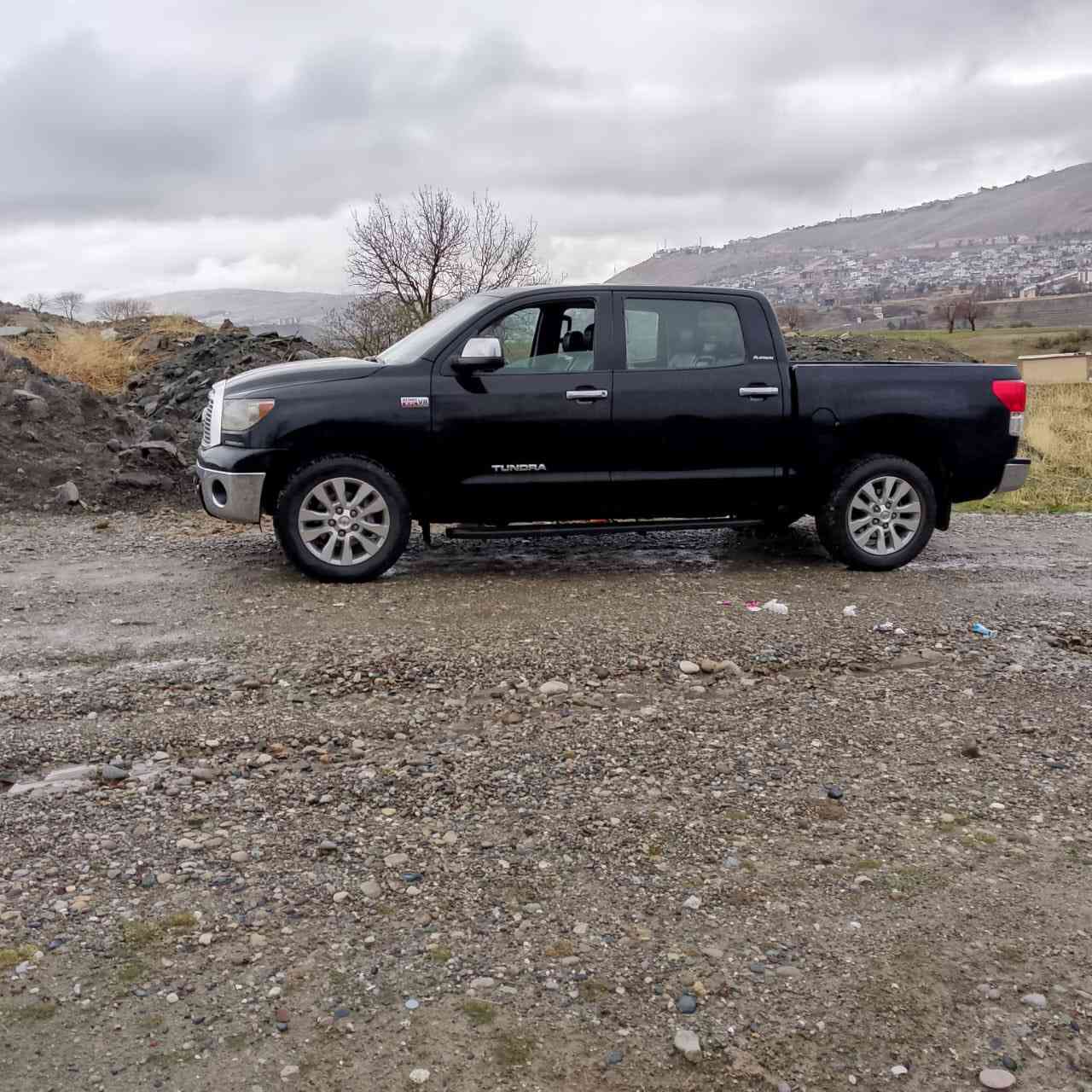 تويوتا تندارا موديل 2013 ماشيه 70 الف فقط السعر 185 قابل للتفاوض للأستفسار
*********** 
بيها صبغ جاملغ امامي فقط 
فول مواصفات فتحة سقف كشنات جلد كهرباء تحكم ستيرن جهتين مكينه V8 5700 جامة خلفية كهرباء فور ويل باب طويل بدي قصير تبريد وتدفئة بالكشنات شاشه رادارات كامره دواره السيارة جديدة وجاهزة مكانها كربلاء المقدسة
