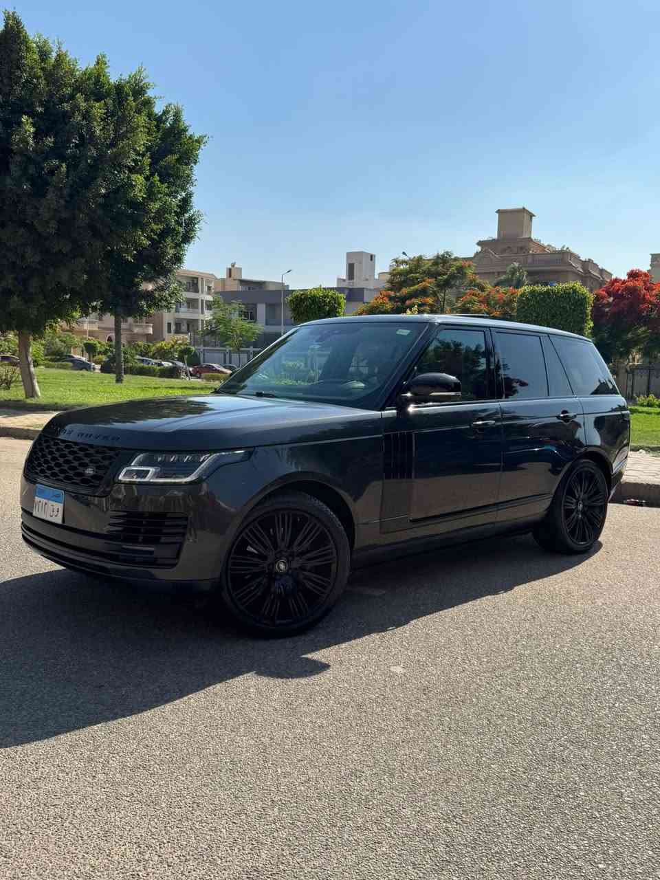 V8 ! رنج روفر فوج أوتوبيوجرافي P525 موديل 2020
 Vogue Autobiography  
الموديل: 2020.
العداد: 98,000 كم فقط.
all fabrica 
all service done 
🎯 مواصفات الرفاهية الملوكية (Autobiography):
🛋️ مقاعد جلد طبيعي فاخر (Semi-Aniline) مع ميزات المساج (Hot Stone)، التبريد والتدفئة للمقاعد الأمامية والخلفية.
📺 نظام ترفيهي متكامل وشاشات لمس ذكية مع نظام صوتي ثلاثي الأبعاد Meridian Signature الفاخر.
🌬️ نظام تعليق هوائي ذكي (الهيدروليك) لراحة تامة تفرش لك الطريق حرير.
🚪 أبواب شفط ذكية وسقف بانورامي يمتد على كامل السيارة.
❄️ نظام تكييف رباعي المناطق مستقل لكل راكب وثلاجة داخلية.
🛡️ رادار تفاعلي، كاميرات محيطية 360 درجة، نظام الحفاظ على المسار، ونظام المساعدة على الركن
رنج_روفر_فوج #رنج_روفر_اوتوبيوجرافي #رنج_فوج #فوج_2020 #سيارات_للبيع #حراج_السيارات #RangeRoverVogue #Autobiography #Vogue2020

call -01006778874


**إذا كنت صاحب هذا الإعلان وتريد حذفه لأي سبب، رجاءا أرسل رسالة إلى الدعم الفني**