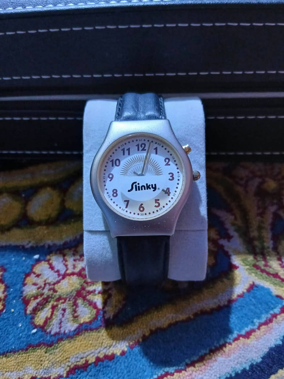 السلام عليكم ساعت للبيع اصليه بيع كلهن شلعه وحده من ضمهن وحده تيسوت اصلي وياهن 2 سويسري مكينه صفره كلهن 300 الهاتف *********** سكن بغداد
