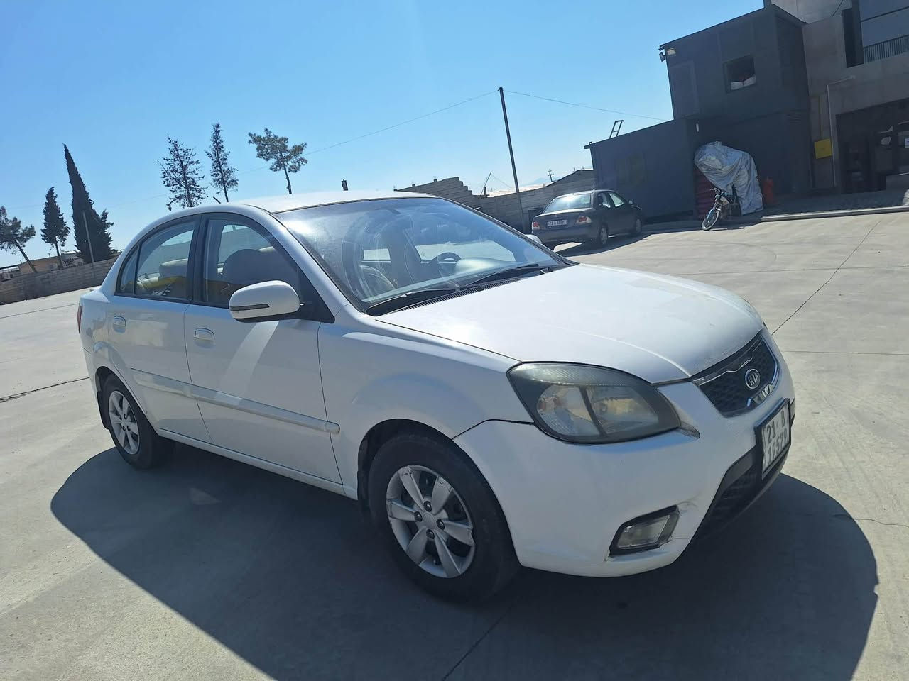 كيا ريو موديل ٢٠١٢ گير توماتيك  ناو زه رددوو په له بجوك بوياخي هه يه بي ناو گرتن/بدون ضرب/سونه رم داناوه /بدون بارد/***********سنه وي ره قه مي تازه يه/ 89گه لا ميك مه عمه له توحويل غرامه به شرت/وكاله ت به شه رت /گيرو مه كينه مه زبوت ماشاالله /١١٣ كيلو متر/ته قه و ره قه و جركه ي نيه ماشالله/ السليمانية, العراق
