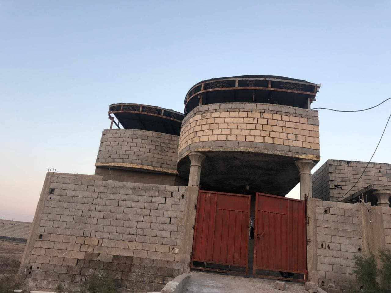 عندي هاذ لبيت كلش فخم كله دنك 11 دنكه مساحه 200 متر غرفتين وصاله وحمام خارجي داخلي طارمه جببره دوانيه جبيره مناور ثنين وسقيفه علئ طول سقف بلديه بي نسخه وتاريخ وصل من البلديه سعر 35 وبي مجال سعر مغري مال بياع عده بناء ***********
