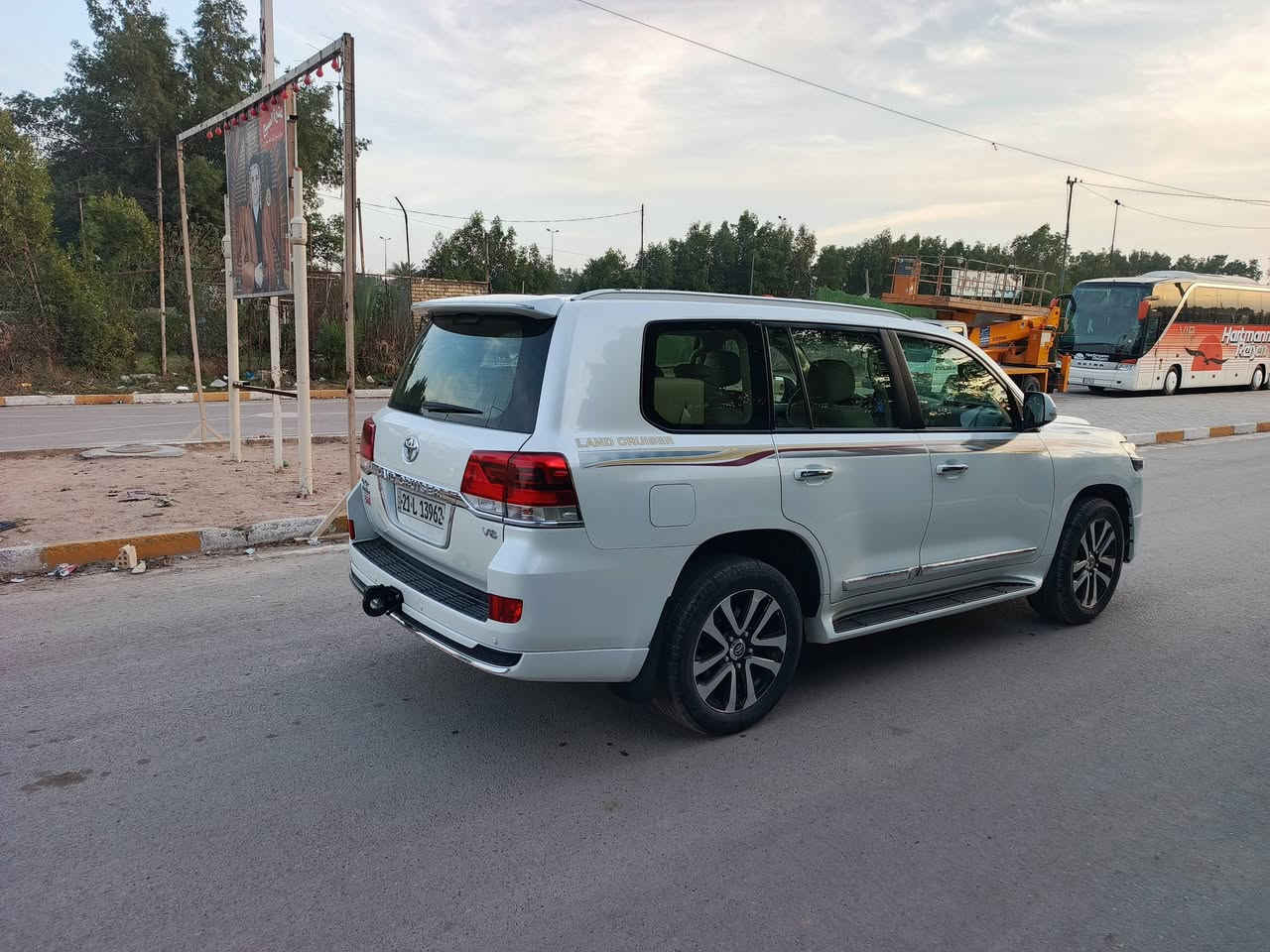 سلام عليكم لاندكروز موديل 2019 رقم سليمانيه تحويل مباشر *********** )(*********** مريميه 6سلند
فول 1ع1 بيه قطعتين لباقي كفاله موجود فيديو واضح لمكان بغداد لسعر 365 لشراي يتصل
