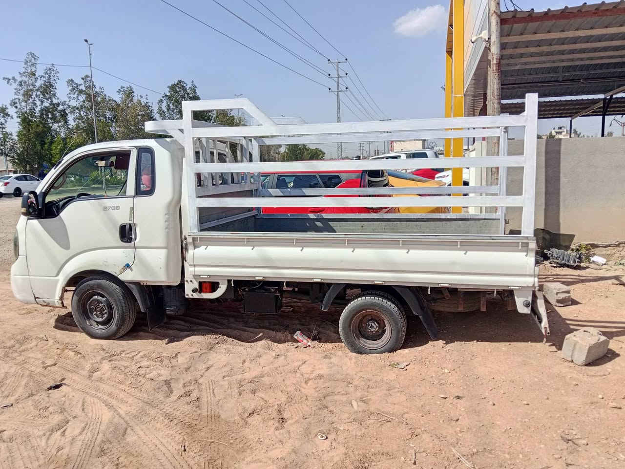 السلام عليكم كيه حمل 2700////موديل 14بيه بارد بل بنيد سياره حلوه وناعمه السعر 95وبيه مجال تخم تاير جديد سياره احتا جيت اريد ابيع مامتواجد على نت مكلف بل نشر ***********
