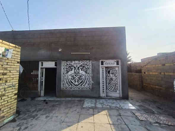 السلام عليكم بيت عل طريق نجف حي الصادق زراعي مساحه البيت 360 بيت جاهز وبي محل بعده ماكامل للاستفسار رقم***********
