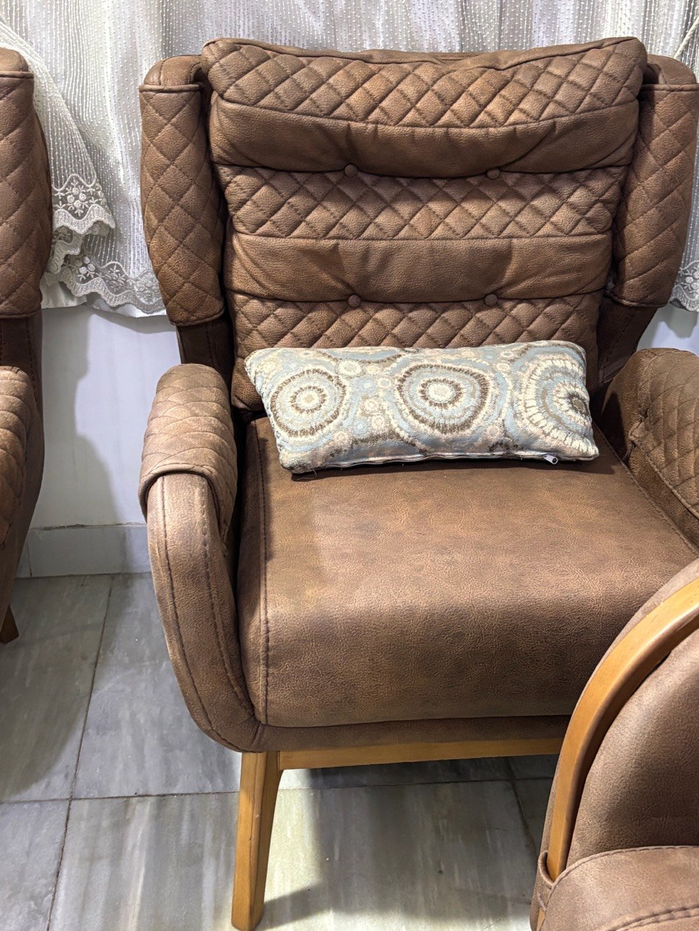 صالون أنيق ومريح يتكون من كنبة كبيرة وكرسيين، مصنوع من الجلد البني ومزود بوسائد مريحة. التصميم مثالي لغرفة المعيشة ويضفي لمسة جمالية وعصرية. في حالة جيدة جدًا وقليل الاستخدام.