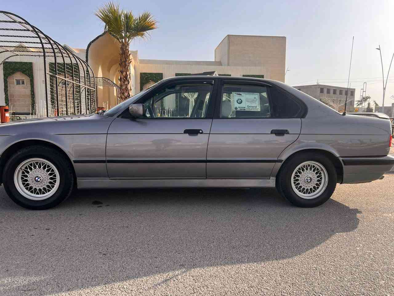 السلام عليكم بي ام 520 محرك مسكر فانوص كير جديد حداديه جديد تبريد شغال صبغ جماليه  السعر 63 بيه مجال ***********
