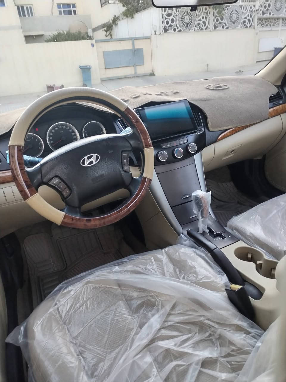 السياره سوناته ٢٠١٠ خليجي المواصفات مكينه ٢٤٠٠ فتحه ايبي اس السياره وظع الشركه بيهه قطعتين صبغ بدون داخل مكان السياره نجف قرية الغدير للإستفسار اكثر على الرقم *********** السعر ١٣٣ ورقه السياره بسمي
