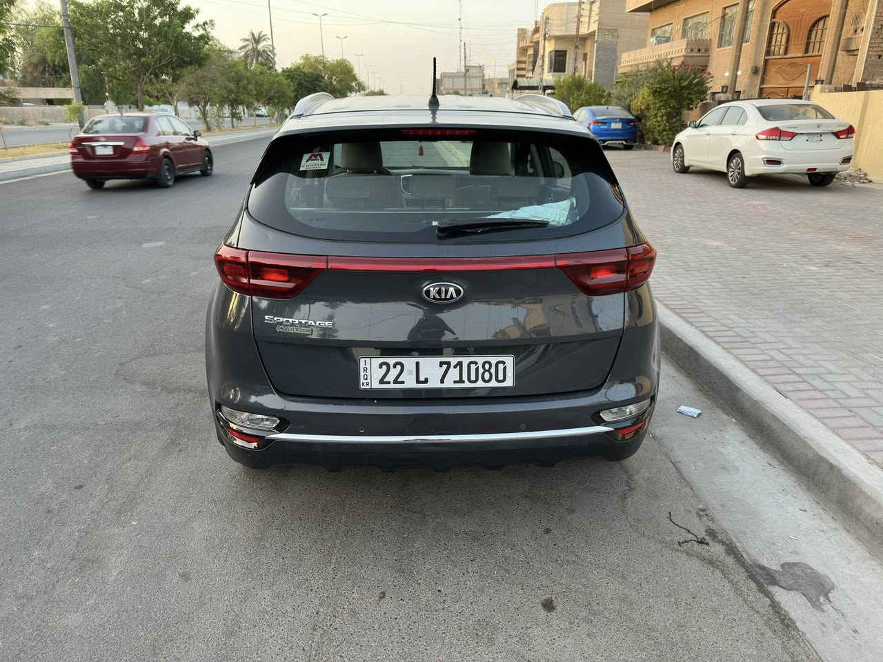 كيا سبورتج ٢٠٢٠ خليجية
ماشية ١٠٦
تبريد قطعتين 
محرك ٢٠٠٠ نضيف ما مفتوح والكير كذلك
السيارة نص مواصفات 
شاشة وكامرة خلفية وحساسات 
ونزول منحدرات 
تحكمات ستيرن 
مثبت سرعة 
السيارة نضيفة وحلوة ولونهة كلش حلو اسمنتي وقليل بل خليجي هذا اللون
السيارة بيهة قطعتين صبغ جاملغ ايمن وبنيد   
رقمهة اربيل وسنوية وهزة جديدة لحد ٢٠٢٨
السعر ١٧٠
العنوان بغداد حي العامل 
الرقم ***********  بي واتساب
