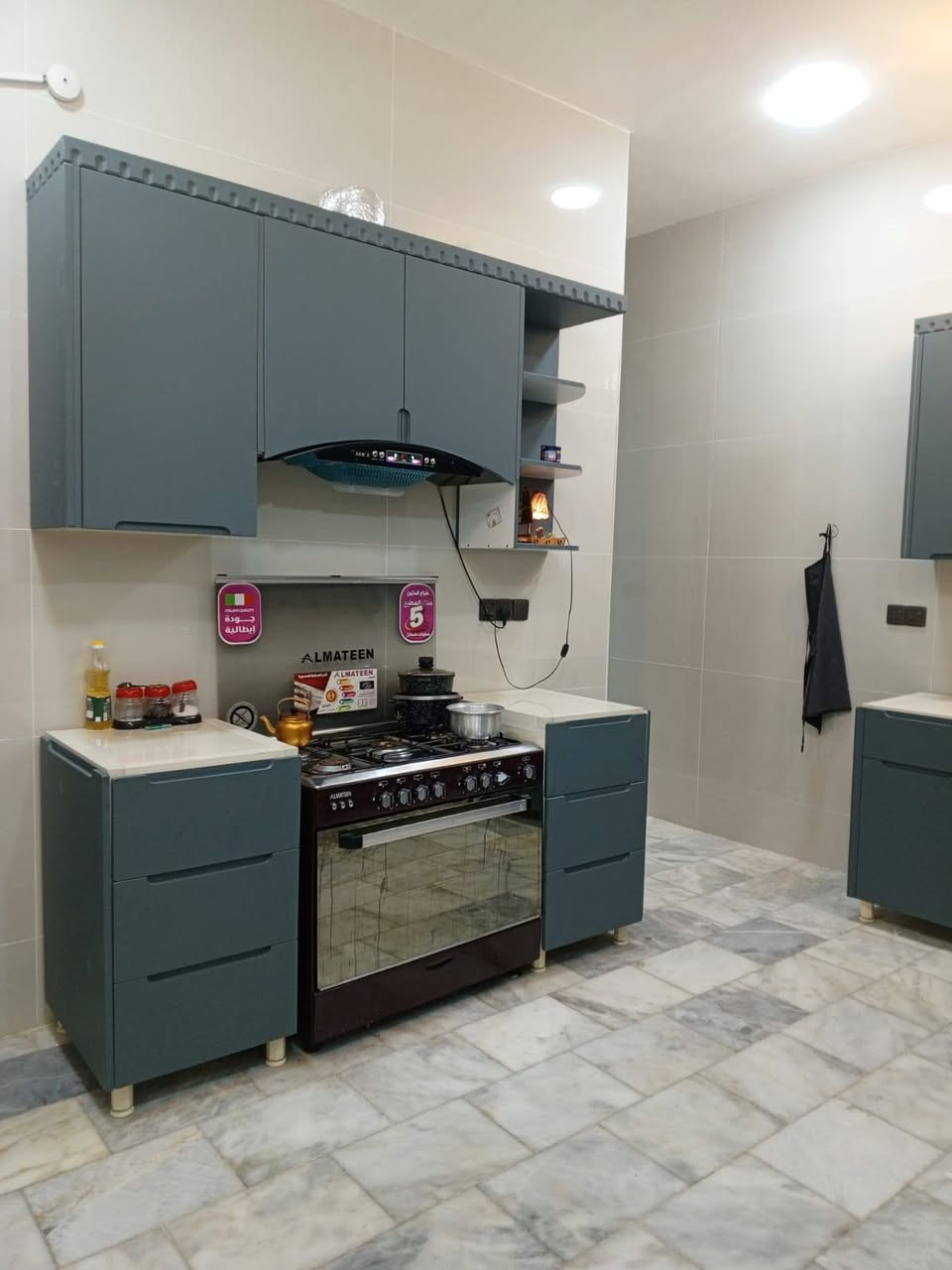 السلام عليكم ورحمة الله وبركاته
دار للبيع مساحة البناء 100متر طابقين 
بناء حديث درجة اولى الارضيه مرمر والجداري الواح120*60 
الطابق الاول استقبال-صاله-مطبخ-غرفه نوم-صحيات خارجيه وداخليه 
الطابق الثاني غرفتين نوم 
الموقع بكرلي -البو حمير نزلة الشيخ ابو جنان 
للاستفسار الاتصال على الراقم***********
