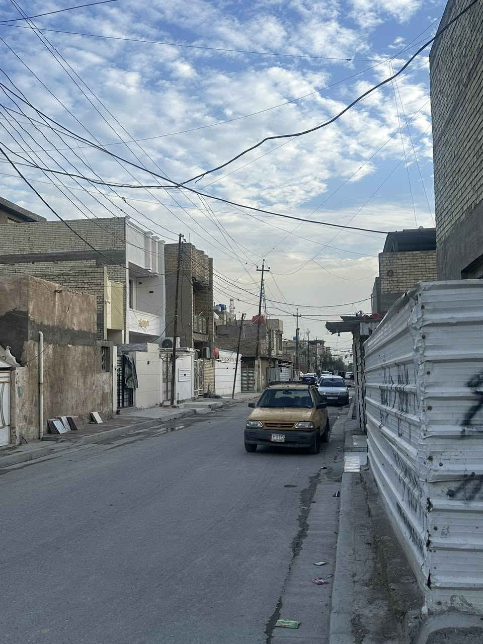 السلام عليكم
دار للبيع …

منطقة البلديات
حي الأمير /زراعي سند 25 
خلف الضباط 
المساحة الأصلية 80م  عرض 7.5 طول 10.5 واقع حال 90متر
يتكون الدار من استقبال +3غرف نوم +3حمامات +مطبخ +وطرمة 
للاستفسار الاتصال بالرقم ***********
