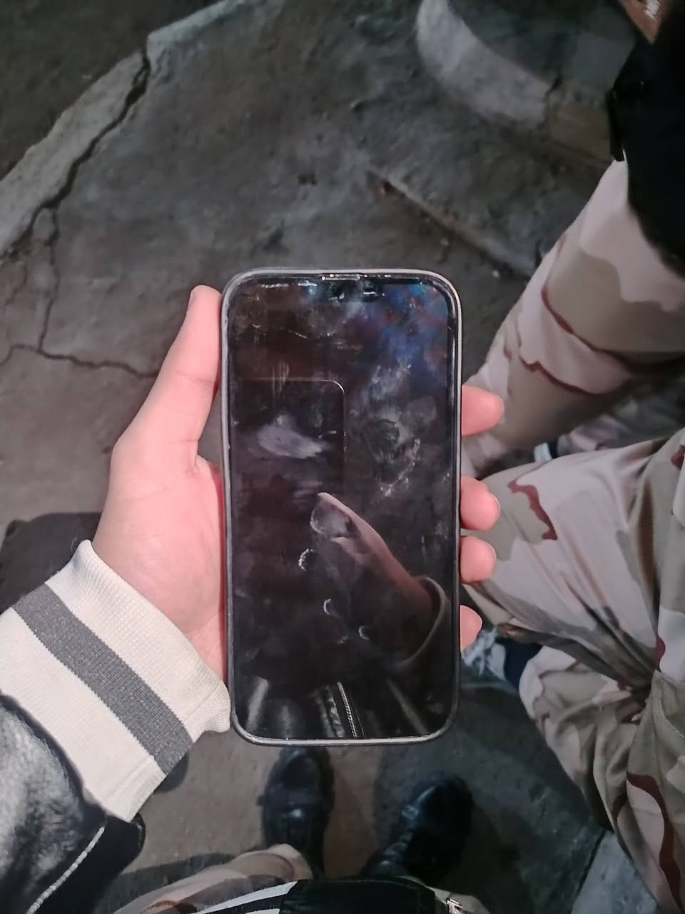 13 برو ماكس مبدل شاشه اصليه جي اكس ذاكره 256  بطاريه 80 كله شغال ضهر مكسر وعندي انطيكيا انت تبدله بس مشكله ايسي صوت تكلف تصليحه 75 الف او اكثر شويه بس ميعبر ال100 سعره 350 بي مجال مكاني بغداد ***********
