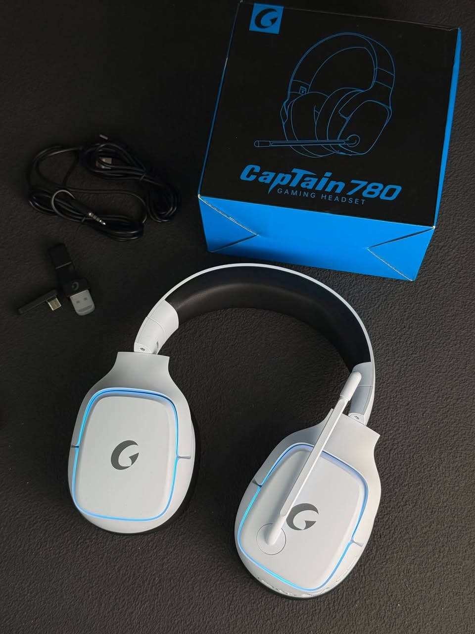 هيدسيت كيمنك يعمل على جميع اجهزة اللالعاب

حتى الهواتف الذكية 
موديل captiob 780 باخر اصدار
اتصال ثلاثي الأوضاع (in-1-3) :

﻿﻿لاسلكي 2.4GHZ: باستخدام قطعة (USB (Dongle لضمان عدم وجود تأخير في الصوت (Low Latency) وهو الأفضل للألعاب

﻿﻿بلوتوث (Bluetooth): للاتصال بالهواتف والأجهزة اللوحية

﻿﻿سلكي (3.5mm): للعمل في حال نفاد البطارية أو على أجهزة معينة

عمر البطارية: تصل إلى 35-40 ساعة من الاستخدام المتواصل

(حسب مستوى الصوت والإضاءة)

شحن تايب سي سريع جدا مع اضاءة جانبية مميزة جودة الصوت: مزودة بمحركات (Drivers) بحجم 50mm
تقديم صوت محيطي ستيريو وتأثيرات "باص" قوية تساعد في سماع خطوات الأقدام في الألعاب

الميكروفون: ميكروفون مرن وقابل للإزالة، يتميز بخاصية تقليل الضوضاء لضمان وضوح الصوت أثناء المحادثات.

السماعة تدعم تشكيلة واسعة من الأجهزة بفضل أوضاع الاتصال
المتعددة:

( بر اللاسلكي PS5 (2.4
. (عبر اللاسلكي أو السلك) 2. PC / Laptop

﻿﻿﻿Nintendo Switch (عبر البلوتوث أو 
السلك).

﻿﻿﻿الهواتف الذكية (عبر البلوتوث).

﻿﻿
#explore #reels #trending #viral #fyp

#سعرها ٣٠ الف 

#توصيل ٥ الف


**إذا كنت صاحب هذا الإعلان وتريد حذفه لأي سبب، رجاءا أرسل رسالة إلى الدعم الفني**