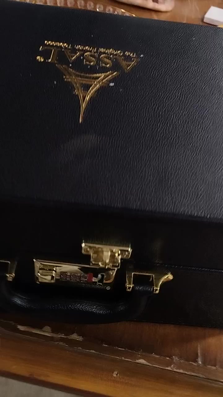 سلام عليكم طلعتلي حقيبة دبلوماسية بكولتي عالي بيها نركيله زجاجية باقي التفاصيل بل مقطع طلعتلي اكثر من قطعة سعرها 50الف   .***********
