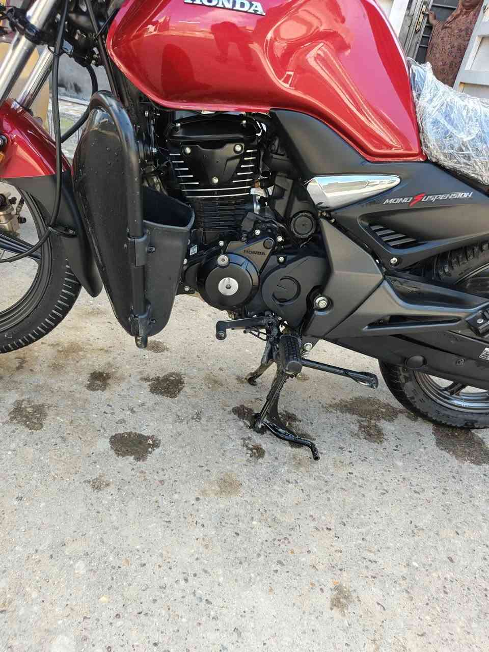 السلام عليكم دراجه هوندا يونكرون موديل 2024 نازله ب 26 بشهر ال 2 موجود التاريخ بلضمان موجود بلصور رقم اربيل دراجه بعدها زيرووو بيها موصفات كلش هواي راح اذكر ملخص
🔧 المحرك والأداء
المحرك: 4 أشواط، سلندر واحد (Air-Cooled)
السعة: 162.7 cc �
ZigWheels.com
القوة: 13.4 حصان @ 7500 rpm �
ZigWheels.com
العزم: 14.5 نيوتن متر @ 5500 rpm �
ZigWheels.com
نظام الوقود: حقن إلكتروني (Fuel Injection) � نوزل 
BikeDekho
القير: 5 سرعات (عادي) �
BikeDekho
مكينة ناعمة وتتحمل (Honda معروفة بالتحمل)
مريحة جداً للمشاوير الطويلة
صرفية بنزين ممتازة
صيانة قليلة
تشغيل عن بعد 
وبعد بيها مواصفات من تتصل افهمك رايدها ب 
(3500) وبيها مجال قليل او مراوس بنضيف وتنطي فرق لان محتاج فلوس  مكاني بغداد 
*********** بي واتساب
