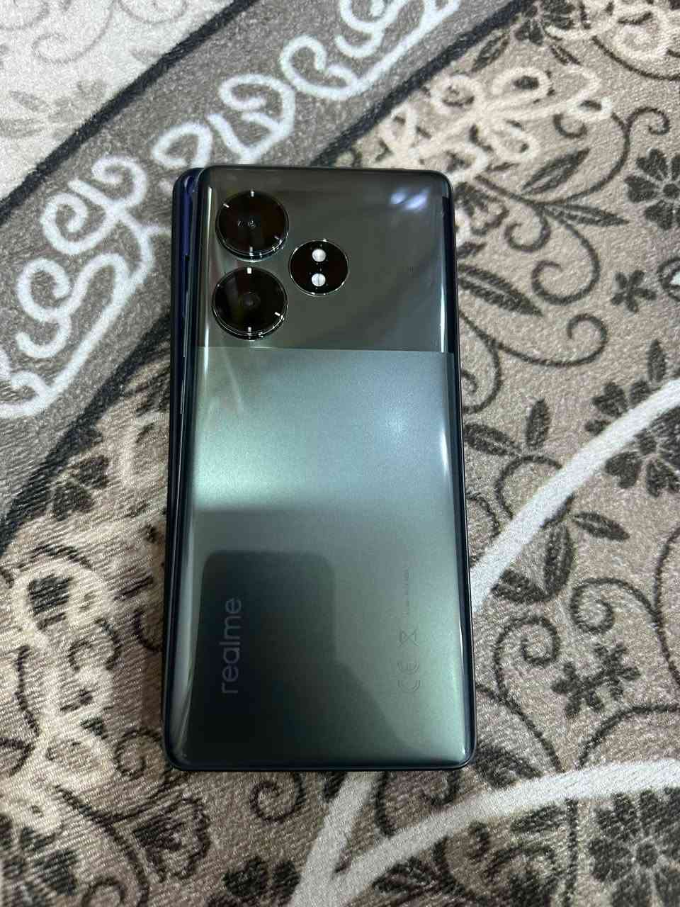 ريلمي جي تي 6 تي • المعالج: Qualcomm Snapdragon 7+ Gen 3 بدقة تصنيع 4 نانومتر (معالج قوي جداً يقدم أداءً قريباً من الفئات الرائدة).
• معالج الرسوميات: Adreno 732.
• الذاكرة العشوائية (RAM):12 جيجابايت (من نوع LPDDR5X).
• ذاكرة التخزين: 512 جيجابايت (UFS 3.5) أو 256 / 512 جيجابايت (من النوع الأسرع UFS 4.0). الهاتف لا يدعم تركيب كارت ذاكرة خارجي.
2. الشاشة
• النوع: LTPO AMOLED بحجم 6.78 بوصة.
• معدل التحديث: 120 هرتز (ديناميكي يتغير من 1 إلى 120 لتوفير الطاقة).
• السطوع: يصل إلى رقم قياسي يبلغ 6000 شمعة (في ذروة السطوع لضمان رؤية ممتازة تحت أشعة الشمس المباشرة).
• الحماية: طبقة زجاج Corning Gorilla Glass Victus 2.
3. الكاميرات
• الكاميرا الخلفية (مزدوجة):
• الرئيسية: 50 ميجابكسل بمستشعر من سوني (Sony LYT-600) تدعم المثبت البصري OIS.
• الزاوية الواسعة: 8 ميجابكسل (Ultra-wide).
• الكاميرا الأمامية: 32 ميجابكسل لعشاق السيلفي.
4. البطارية والشحن
• البطارية: بسعة ضخمة تصل إلى 5500 مللي أمبير.
• سرعة الشحن: يدعم الشحن السريع الخارق بقوة 120 واط (يشحن نصف البطارية في دقائق معدودة).
5. ميزات إضافية
• نظام التشغيل: Android 14 مع واجهة Realme UI 5.0.
• الصوت: سماعات ستيريو مزدوجة (Stereo Speakers).
• مقاومة الماء والغبار: بمعيار IP65 (مقاوم لرزاذ الماء والغبار).
• نظام التبريد: يحتوي على غرفة تبريد بخارية ضخمة لتقليل الحرارة أثناء الألعاب الثقيلة.
هل تفكر في شراء هذا الهاتف وتبحث عن تقييم لأدائه في الألعاب، أم ترغب في مقارنته بهاتف آخر في نفس الفئة السعرية؟ السعر 425 مكاني الديوانيه


**إذا كنت صاحب هذا الإعلان وتريد حذفه لأي سبب، رجاءا أرسل رسالة إلى الدعم الفني**