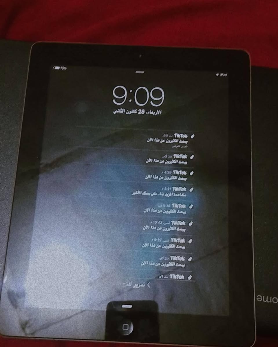 السلام عليكم ايباد ابل  للبيع يشغل يوتيوب وتكتك والعاب اطفال يعني مو مال العاب ذاكرته ٣٢  قويه وحاسبه هارده ١٦  وماعرف موصفاته تفيد للدراسه مو للعاب مكاني شطره اسعارهن الايباد ٥٠ والحاسبه ٥٠ رقمي ***********
