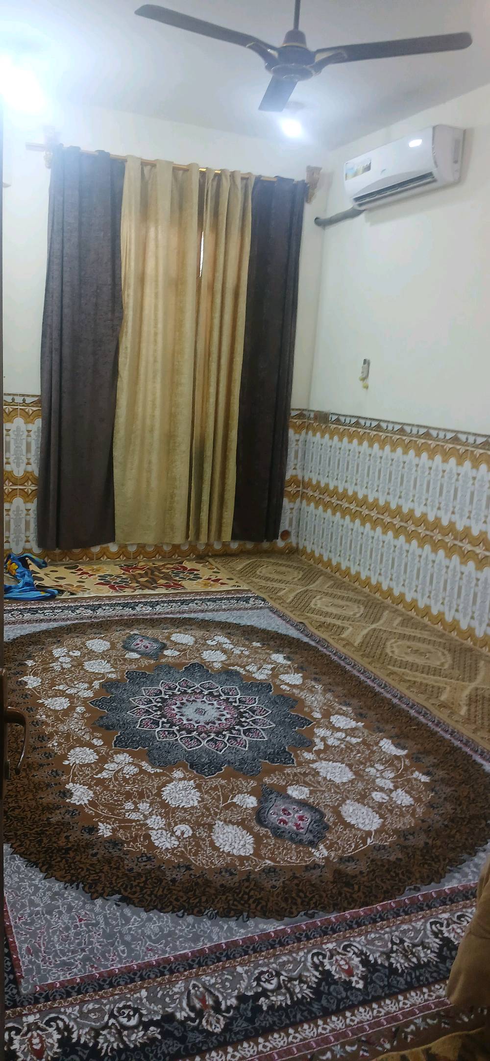 الدار للبيع ..
دار للبيع مساحتة 150 متر طابو صرف
مكون من طابقين (الطابق الاول مكون من استقبال ومطبخ وصالة وغرفة نوم وصحيات كامل)
(الطابق الثاني يتكون من غرفتين نوم وصالة وصحيات غير كامل (ماء ومجاري وتأسيس كهرباء كلة كامل)( فقط  الطابق الثاني ناقص لبخ وسيراميك) يعني الطابق الثاني نص كامل
الواجهية كاملة وشغل حديث
والمنطقة متكاملة من الخدمات من (تبليط ومجاري وارصفة)
الموقع بعقوبة التحرير حي القادة 
السعر 185  وبي مجال 
تواصل ***********