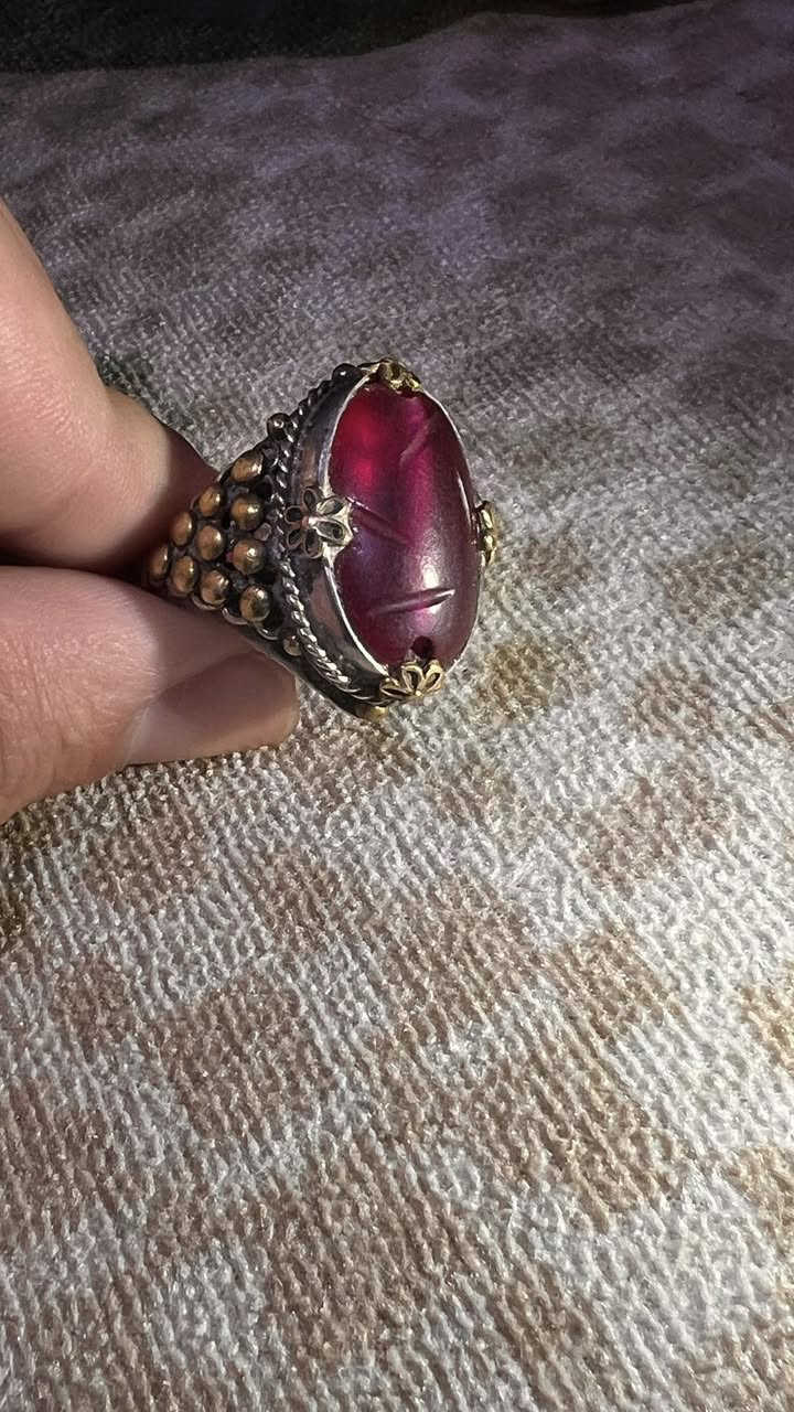 ياقوته عباسيه قديمه للبيع حجم كبير 2سم صياغه صفري سعره 400 رقمي ***********
