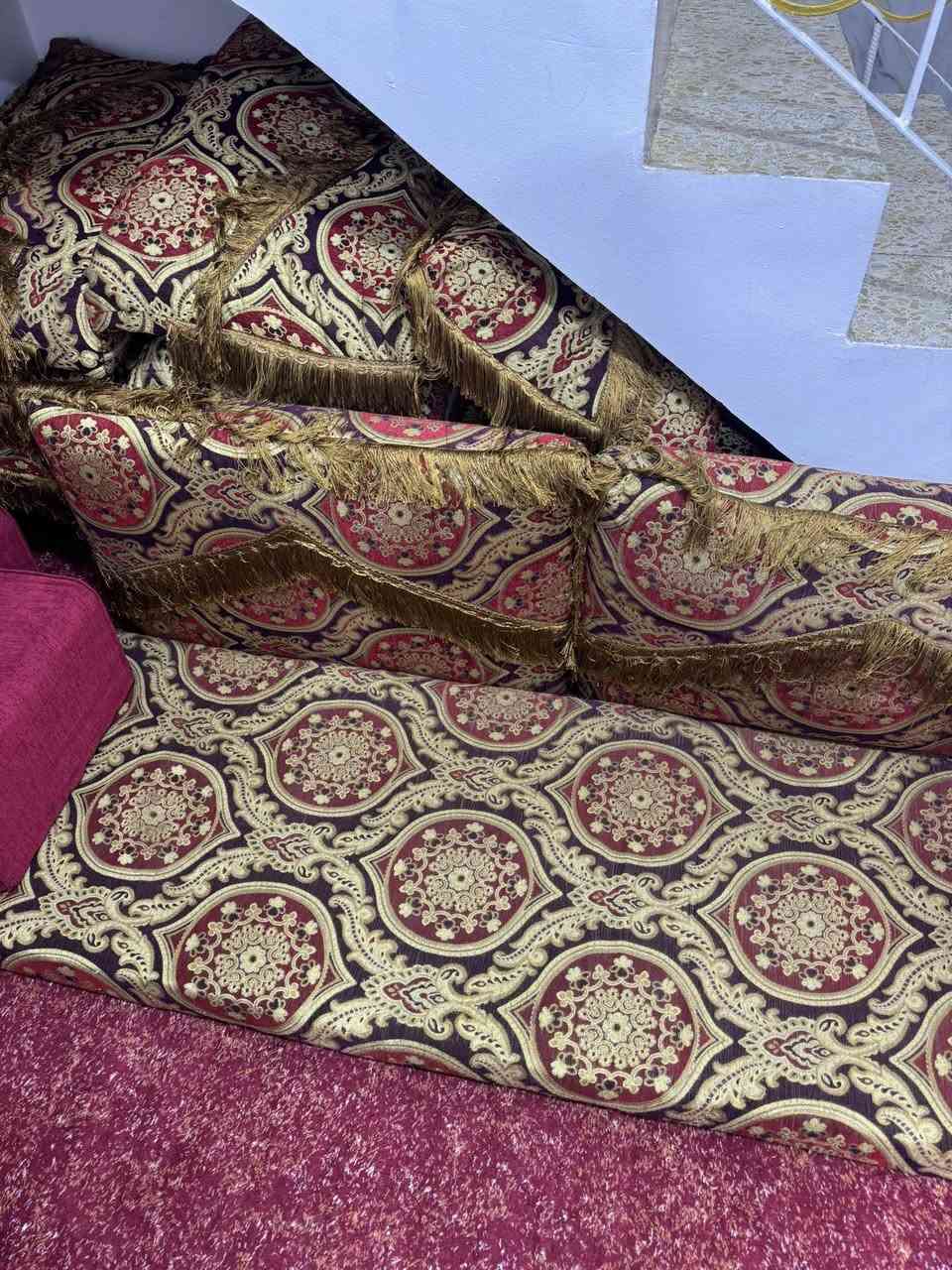 للبيع جلسه عربيه بحاله جيده ونظيفه مابيهم اي شق 
عدد 5 والتكيات 10 ومخاد 6
السعه 300 الف 
***********
