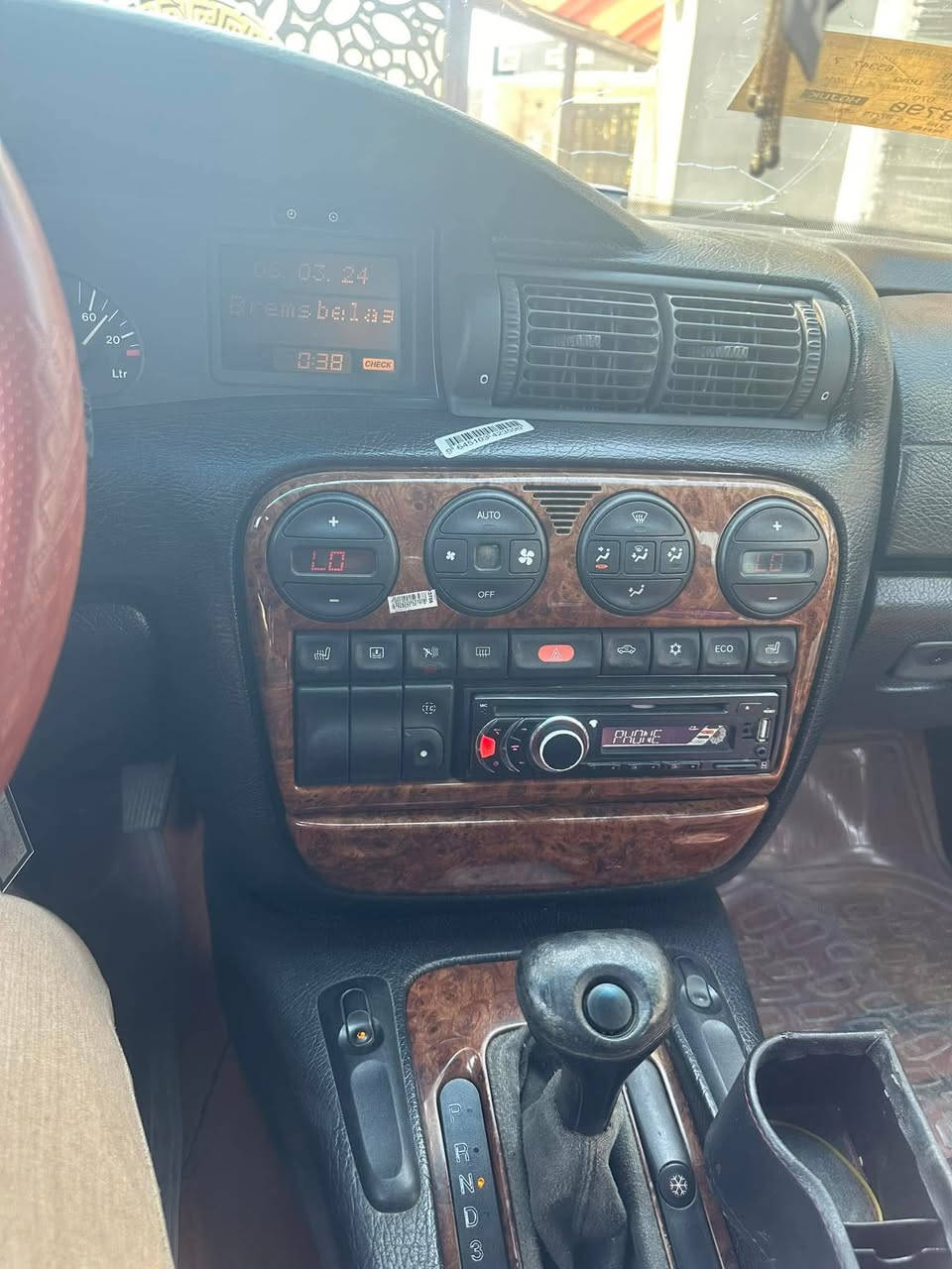 السلام عليكم
للبيع أوبل اوميغا بزون
الموديل 96
اللون - ماروني 
المحرك - 2000 مسكر بلادي
سلايت روف شغال ومبدل جديد
كير اوتو
جام كهرباء امامي
جام خلفي جوبي
كشنات نصف تحكم
تدفئة بالكشنات الامامية
داخل جلد اسود ملكي مغلف دوشمة مخمل جديدة
بطاين بوب جلد اسود
ارضية مغلفة جلد مشمشي
تبريد تدفئة شغالة وعليه ادامة كاملة
تبريد قطعتين
مسجل وتخم سماعتات تفصيخ
زوج لايت امامي جديد مع لايت زينون عالي
تبريد لمس  
شاشة اعطال شغالة اذا كلوب طفى عندك يأشر 
السيارة ما ناقصه شي من ناحية الكهربائيات 
شغالة من المازده للبك
بردة خلفية كهرباء شغالة
السيارة مكفولة من الضربة والصبغ عدا طخة زغيرة بقبق الجنطة
فقط بيه القمارة والجنطة جاردة وع وضعه 
رقم اربيل بأسمي ما انطي وكالة احول فقط

السيارة تجي وتشوفه بعينك وتحكم عليه سيارة جاهزة من كل النواحي
 السعر المطلوب 53 $ وبيه مجال 
***********
ديالى
