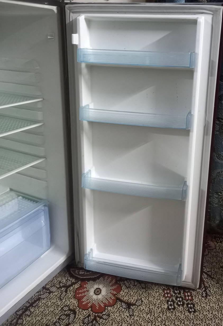 سلام عليكم ورحمة الله عندي ثلاجه للبيع طول 160سم عرض 60سم اخت جديده للإستفسار عالرقم ***********
