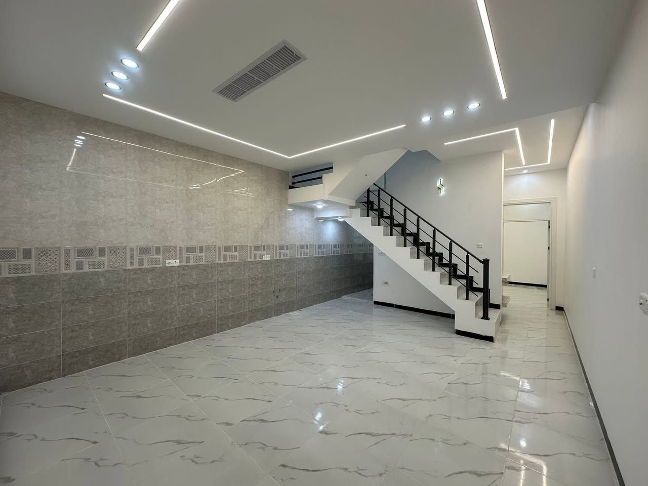 دار للبيع 100 متر طابقين بناء حديث صفر طابو ملك صرف يحتوي على 3 غرف نوم ويطل على شارع 20 متر عريض موقع مميز في الاسرى والمفقودين خلف جامع حق المبين 
***********
