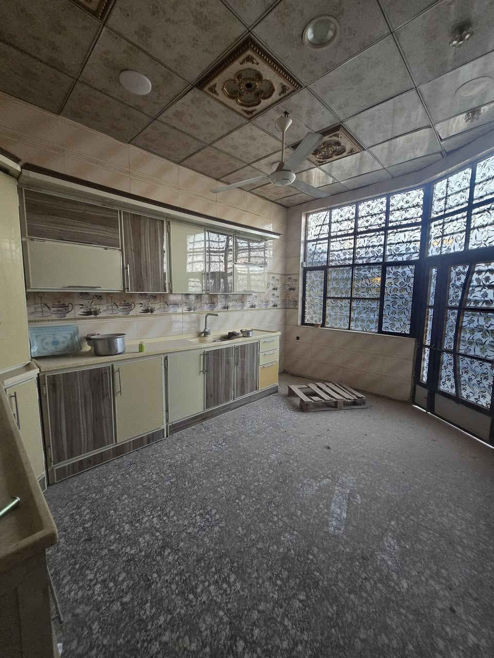 بيت لبيع بشارع المطار الجديد المساحه ٢٠٠متر يحتوي على غرف ٢ وصاله ومطبخ وستقبال ومكشوفه وصحيات وطارمه السعر ٥٥وبي مجال كونكريت البناء طابوك للستفسار *********** مكتب بركات ام البنين قرب مثلجات سنبله
