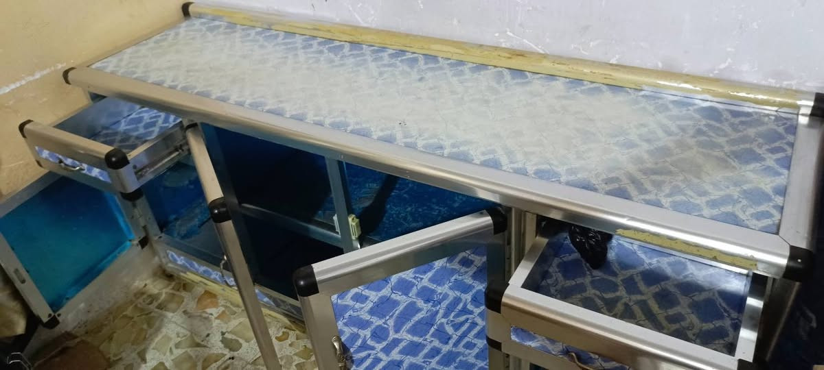 للبيع
كاونتر الازرق مع السنك 125
ميز طباخ (الكاونتر البرتقالي) 55
طباخ غازي 85

ملاحظة/ الطباخ الكهربائي ليس للبيع 
***********
