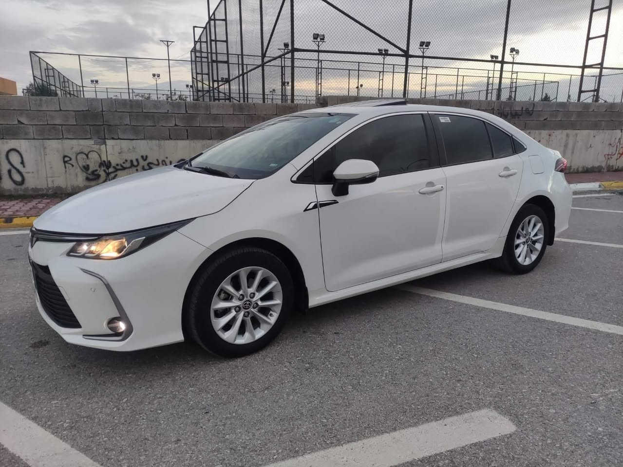 کرۆلا 2021 خــلـیجــی مەکینە گەورە 
قەترە بۆیاخی نیە دەعامێکانیشی هیچی پێوە نیە
فـول فـول مواسەفاتـی خەلیجی بەسـمـەو سلاید
2بەسمەی شەریکەی لەگەڵدایە
پێشو دوا حاسە کامێراشاشـە گـەورە تـەبرید مـەرکئەزی 
ئاوێنە شەفت کامل زینۆن سپێر ویل کەپ سپێری دانە بەزیوە
کامل جوانکاری بۆ کراوە دینار مەسروفی نیە  
85هەزار حەقیقی ڕۆشتوە 
سەنەوی تازەیە تا 2027  تەحویلو غەرامە بەشەرت بەناوی خۆمانەوەیەو وەککالەش دەکەین 
سعریشی 164گەڵاو کەمێ مەجال
گەر موشتەریت تەلەفون بکە لەخزمەتام
 ژ.م   ***********  /////  *********** دار بنديهكان, السليمانية
