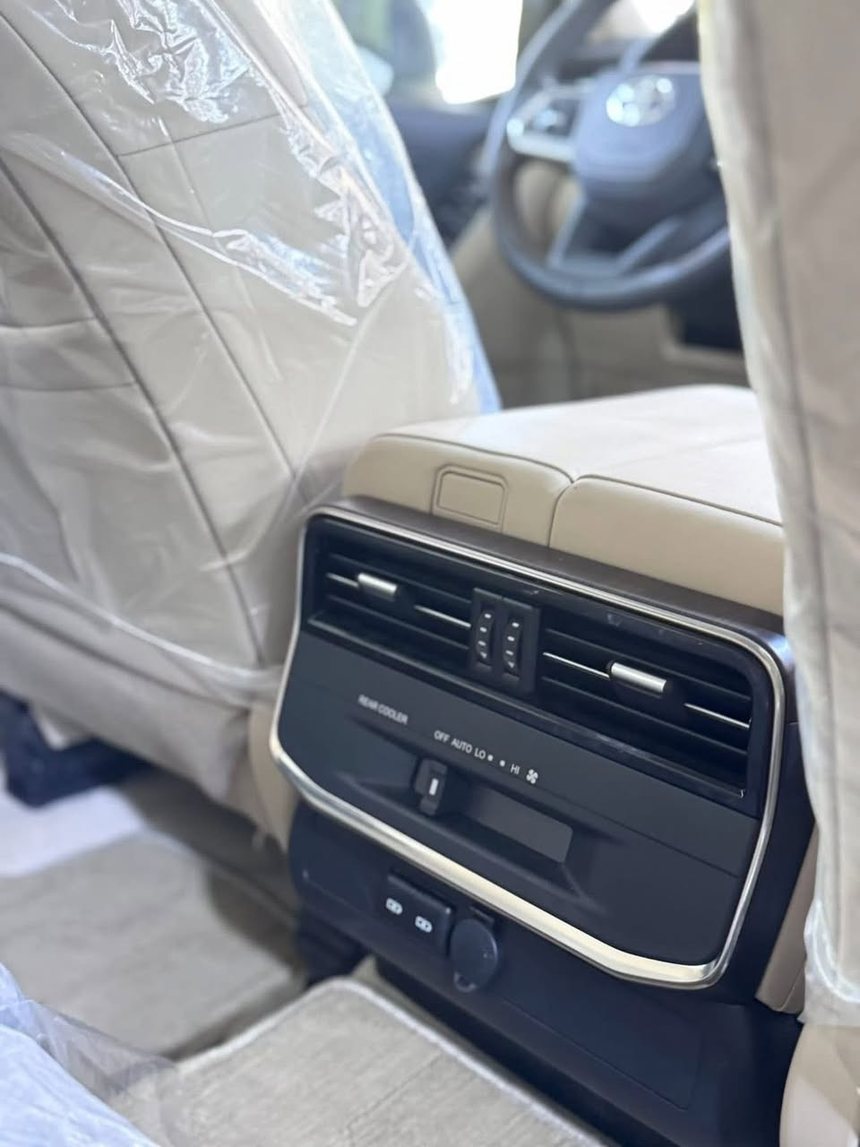 السلام عليكم
سياره للبيع فقط 
النوع :لاندكروز gxr 
لون :أبيض  لولؤي
الموديل:٢٠٢٥
الفئه :ساز وبعدها بضمان الشركة 
ماشيه:5100
الموضفات :
معروفه مواصفات الgxr
المحرك:4000
ناقل الحركه:١٠ سرعات اتو ماتيك
خزان الوقود:110
مقاعد جلد 
تدفه + تبريد 
شاشات عرض متقدمه ٣ شاشات
انضمه سلامه مساعده
تشغيل عن بعد 
صندوق كهرباء 
رادار - مثبت سرعة
حساسات امامي خلفي 
مغلفه السياره ppf امريكي الاصل 10سنوات ضمان
الجامه الامايه عليها درع للحمايه 
الداخل مغلف ارضيات جلد تايوان
كفاله عامه السياره 
السياره رقم بغداد : 
رقم مميز ❗️6️⃣0️⃣7️⃣0️⃣
السعر :- 75600
العنوان :بغداد حي الخضراء 
للاتصال : ***********
