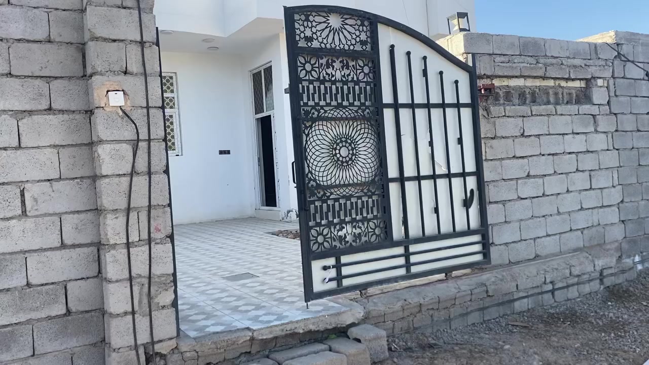 سلام عليكم اخوان بيت للبيع المساحه 250 متر كنعان على طريق منطقت عرب  جاري مجاور بيت يوسف الضاري البيت فلوس نقد او مراوس بسياره  علما البنا ء جديد علا الرقم***********
